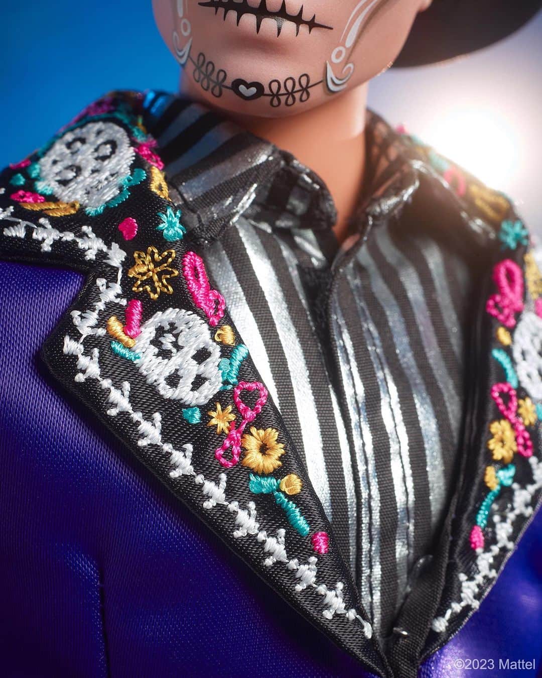 Mattelさんのインスタグラム写真 - (MattelInstagram)「@Barbie is marking the fifth year of the #Barbie Día de Muertos collection, by honoring the spirit of the upcoming Mexican festival of remembrance with newly unveiled designs paying homage to its customs and symbols. 🕯️   This year, Barbie wears a beautiful satin pink gown with vibrant calavera and floral embellishments, a crown of symbolic monarch butterflies float around her, and she carries a miniature ofrenda diorama with traditional cempasúchil accents. Ken wears a striking dark blue jacket with intricately embroidered lapels, a metallic striped shirt, a hat with silver detailing, and sleek black boots. Both Barbie and Ken wear traditional sugar skull face paint.   May the 2023 #DiaDeMuertos Barbie and Ken dolls become a treasured part of your holiday tradition.   #HispanicHeritageMonth」9月23日 2時41分 - mattel