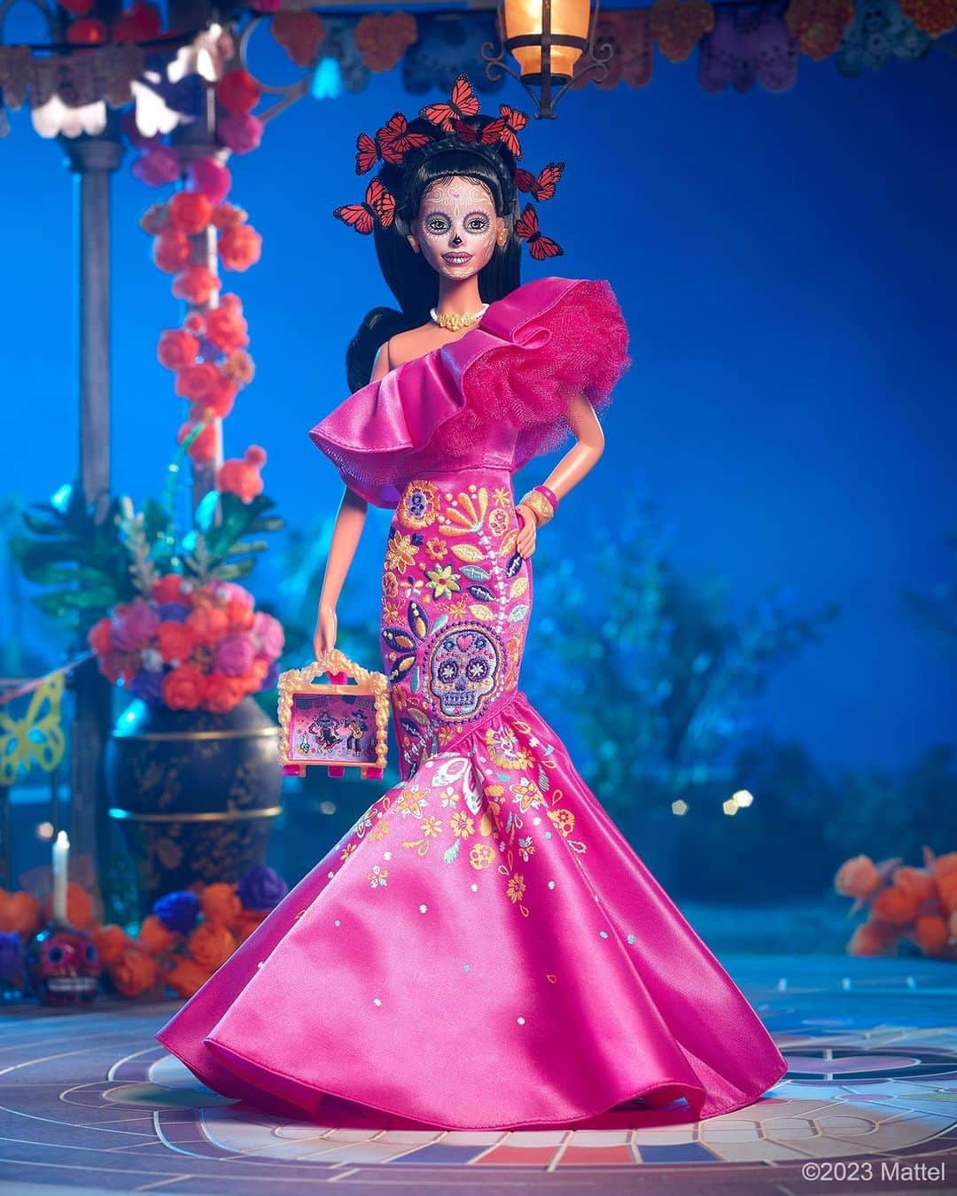 Mattelさんのインスタグラム写真 - (MattelInstagram)「@Barbie is marking the fifth year of the #Barbie Día de Muertos collection, by honoring the spirit of the upcoming Mexican festival of remembrance with newly unveiled designs paying homage to its customs and symbols. 🕯️   This year, Barbie wears a beautiful satin pink gown with vibrant calavera and floral embellishments, a crown of symbolic monarch butterflies float around her, and she carries a miniature ofrenda diorama with traditional cempasúchil accents. Ken wears a striking dark blue jacket with intricately embroidered lapels, a metallic striped shirt, a hat with silver detailing, and sleek black boots. Both Barbie and Ken wear traditional sugar skull face paint.   May the 2023 #DiaDeMuertos Barbie and Ken dolls become a treasured part of your holiday tradition.   #HispanicHeritageMonth」9月23日 2時41分 - mattel