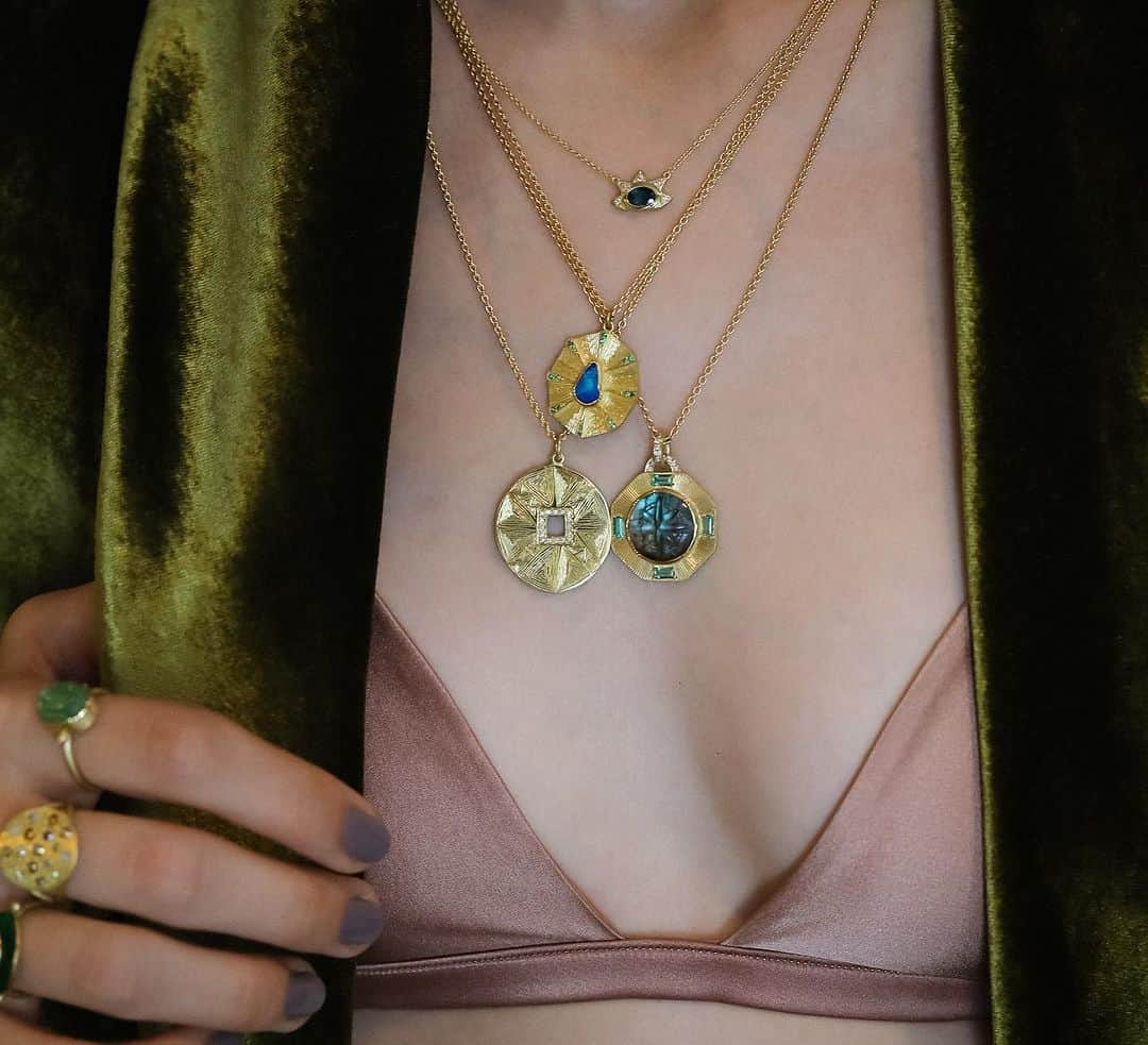 ブルックグレグソンのインスタグラム：「Talismanic textures with hand engraved gold and gemstone magic. 💎💙💚🩶💫 #mandalanecklace #hera #handengraved #textilesfinejewelry #brookegregson image 1  by @dannyscottlane styling @marisa_ellison」