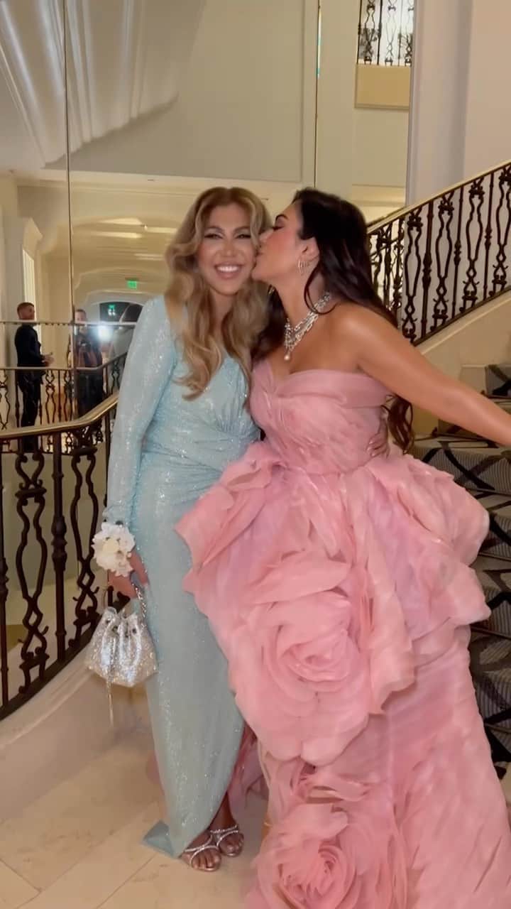 Huda Kattanのインスタグラム：「Had the most amazing night last night celebrating prom! I met so many incredible people who I have been following for years who have inspired me so much. I loved hearing stories about how we’ve changed each other‘s lives, and I can’t wait to come back again. Love you all so much and thank you for being so kind, and beautiful and welcoming. I had the best time.」