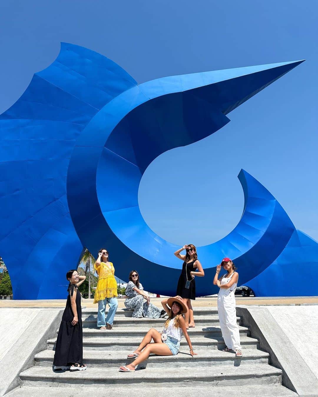 のインスタグラム：「【船で世界一周中です🌏🚢】 Mexico日帰りだったからバッタバタだったけど 行きたい所ぜんぶクリアできた🇲🇽👏 ⁡ ⁡ ピースボート友達9人でまわった Mexico🇲🇽日帰りはこんな感じ！！ ⁡ ⁡ カジキマグロモニュメント📷 ↓ 本場のタコス食べる🌮(激うま) ↓ 街観光、マーケット ↓ トゥクトゥク乗りたくてちょっとの距離乗る🛺 ↓ 車でPlaya La Boquita beach行く 海で遊んでテキーラ1本飲み干す←🤣 ↓ イグアナ公園行く 時間的にcloseしてて門閉まってたけどなぜか開けてくれた🥹 ↓ お土産買う ↓ 船にギリギリで到着 めっちゃ走った🙋‍♀️🙋‍♀️🙋‍♀️爆 ⁡ ⁡ ⁡ ⁡ とにかくとにかくMexico最高だった！！🇲🇽🌮 ⁡ ⁡ ⁡ ⁡ 📍#mexico #manzanillo 📸#iphonecam ⁡ ⁡ ⁡ ⁡ ⁡ #ピースボート#世界一周#豪華客船#peacebort #peacebort115#ピースボート115#メキシコ#マンサニージョ」