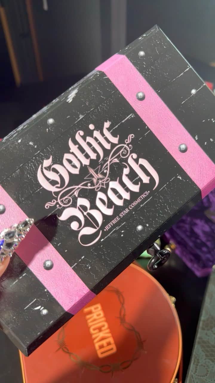 Jeffree Star Cosmeticsのインスタグラム：「I’M BAACCKKKK! 🖤💜 Introducing the #GOTHICBEACH  eyeshadow palette & collection!!!! ☔️ Finally it’s time to get sultry & spooky… we are doing GOTH with a unique twist feat. new formulas, products and a FULL new merch line! This 18 pan palette trunk is one of a kind! 💚 Including a new mascara formula AND a new eye product… liquid eye liners!!! 🦇 The FULL reveal video will be on my channel SUNDAY morning!!! ✨©️ #jeffreestarapproved #jeffreestar #makeup #gothicbeach  #jeffreestarcosmetics」