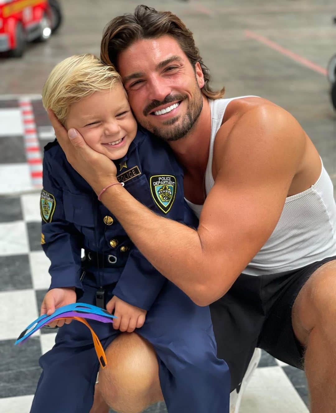 Mariano Di Vaioのインスタグラム：「Happy birthday little man 🫶🏼 PIPPI Tu, un ometto poco cresciuto, il guardiano della felicità, che ti fai in quattro per strappare sorrisi quando vedi qualcuno imbronciato vicino a te, tu che ti fai forte per gli altri anche se infondo sei solo un cucciolo, tu che non ti arrendi mai e ti ritiri su ancora e ancora, che non chiedi mai aiuto ma fai sorrisi infiniti quando qualcuno ti offre la mano, che non chiedi mai nulla ma quando i tuoi fratelli ti considerano ti si accendono gli occhi dalla felicità. 4 anni dove hai dato immensamente più di quello che hai ricevuto, non potrò mai ringraziarti per l amore che hai portato nella nostra famiglia, ogni giorno sempre più innamorati di te, il nostro piccolo grande cucciolo.  Cresci piano dolce Pippi, rimani così più che puoi hai tanto tempo per scoprire il mondo è noi non abbastanza per saziarci dei tuoi abbracci! ❤️   #happybirthayfili」