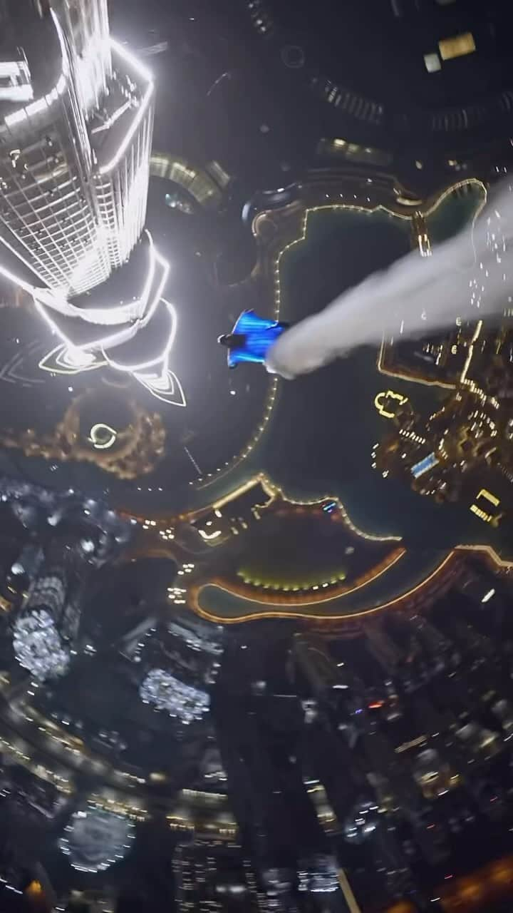 ドバイのインスタグラム：「Night Base Jump #BurjKhalifa #Dubai」