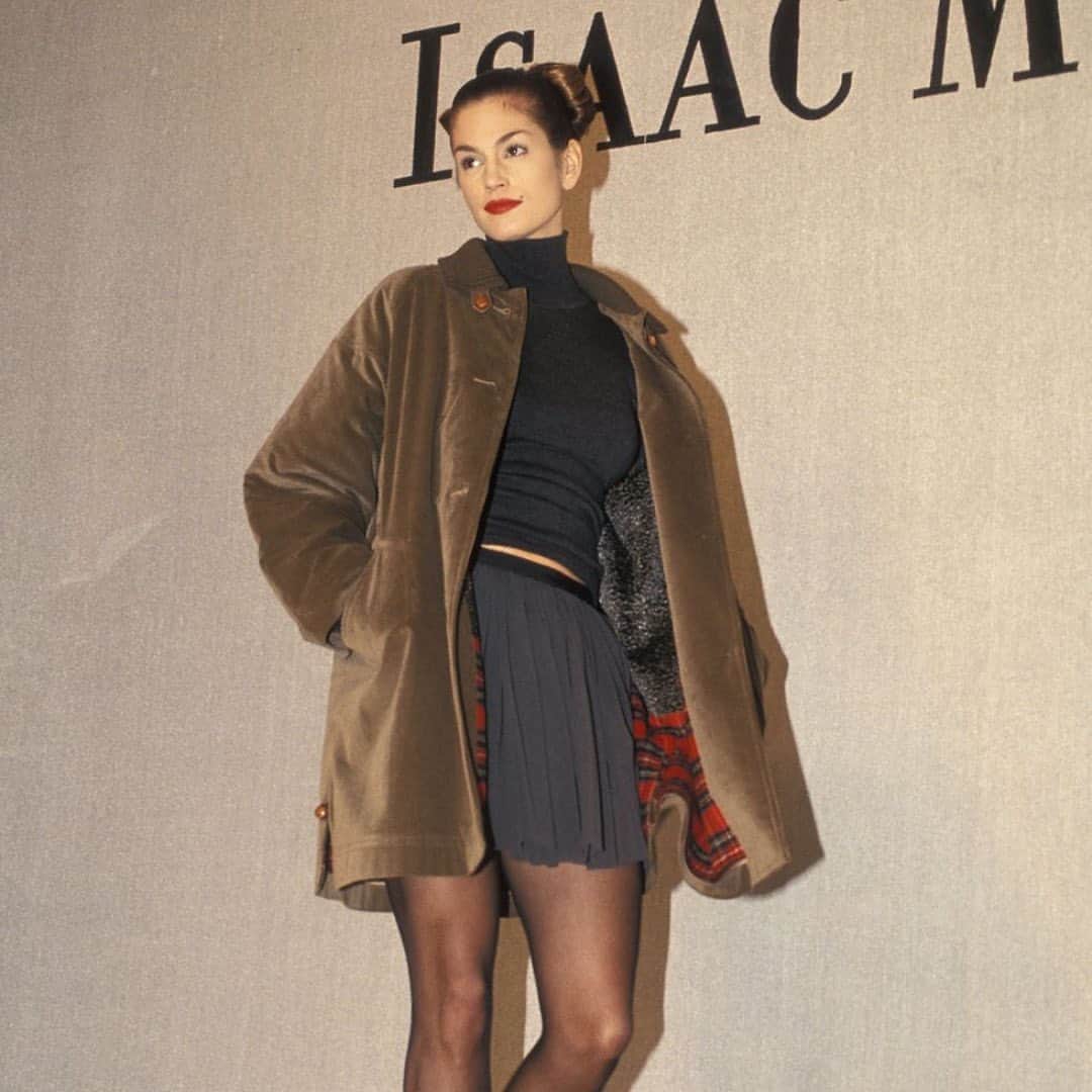 アイザックミズラヒのインスタグラム：「Flashback to Fall 1994, a layered-up Cindy Crawford struts across the catwalk in a striking Isaac Mizrahi ensemble. No one hits the runway like Cindy does! 🤍」