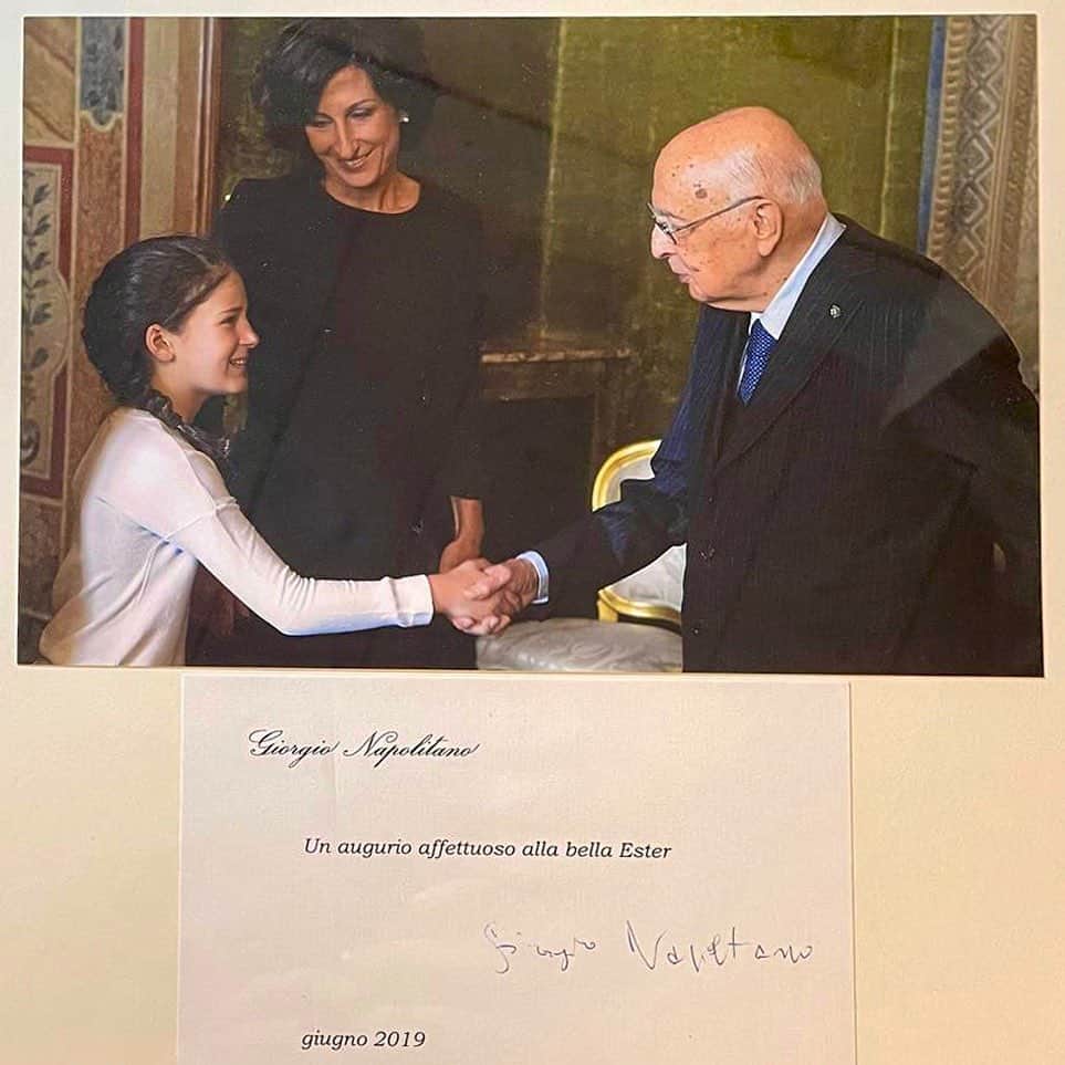 マッテオ・レンツィのインスタグラム：「Ho mille ricordi di Giorgio Napolitano. L’emozione del Giuramento al Quirinale, ovviamente. Ma anche la trepidazione della cena la settimana prima, la discussione sui ministri, la perfetta collaborazione istituzionale durante gli anni di Chigi, il bigliettino di Obama, qualche reprimenda prima e dopo, le carte sottolineate, i sorrisi nei giorni della scelta del suo successore, il dolore per quell’assurdo interrogatorio. Ho mille ricordi.  Quello più bello, però, è questo.  Ester al Quirinale con Agnese. E la dedica di pugno: mano ormai incerta, cuore sempre grande.  Grazie per come hai servito le istituzioni, caro Presidente.  Che la terra ti sia lieve, caro Giorgio.」