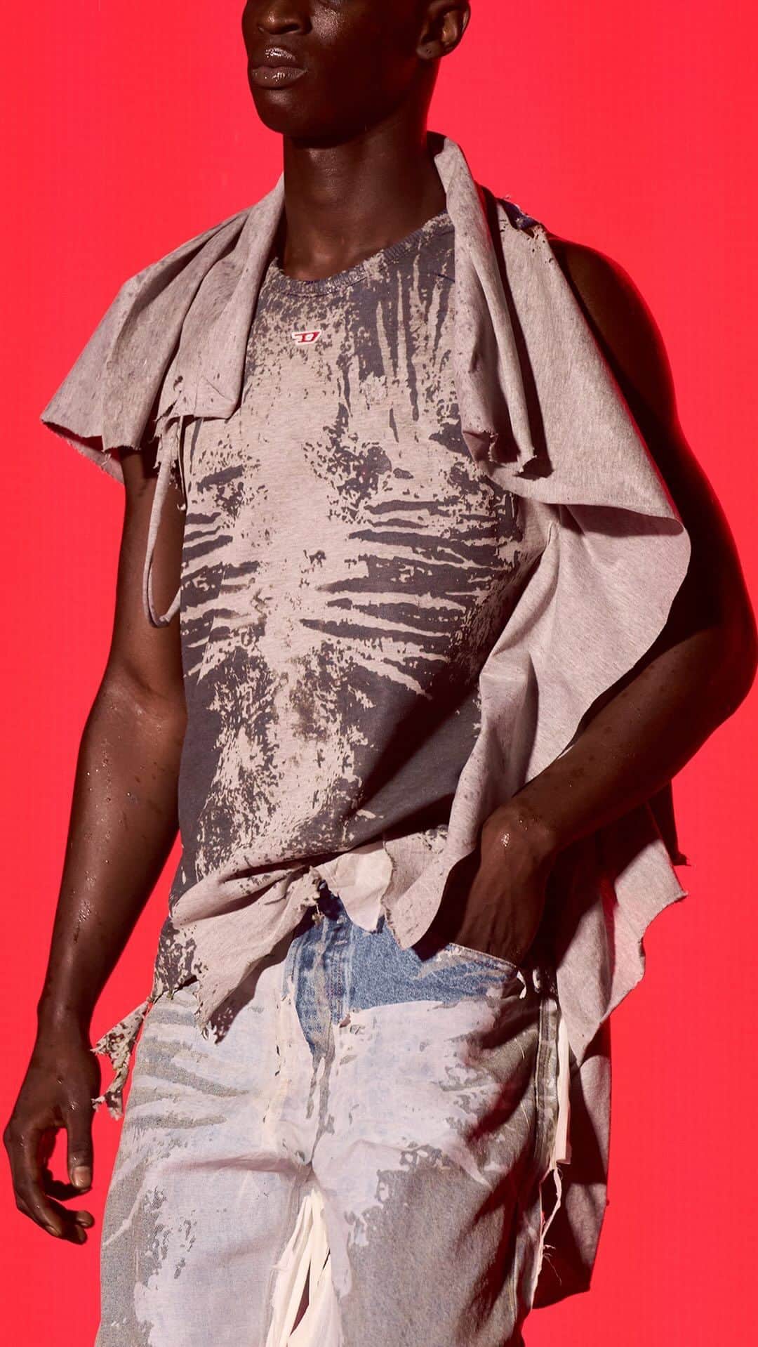 ディーゼルのインスタグラム：「New D. Dripping wet.   Creative director @glennmartens pushes denim techniques to the max for the #DieselSS24 Runway Show. Inspired by modern streetwear and party culture, men’s denim is artfully distressed with devore jeans reverse printed with the red Diesel logo. Devoré denim tailoring is printed from the inside out with pinstripes. Indigo jacquard knits are shredded to look like destroyed denim.   Discover all the looks from the show at the link in bio.  #ForSuccessfulLiving」