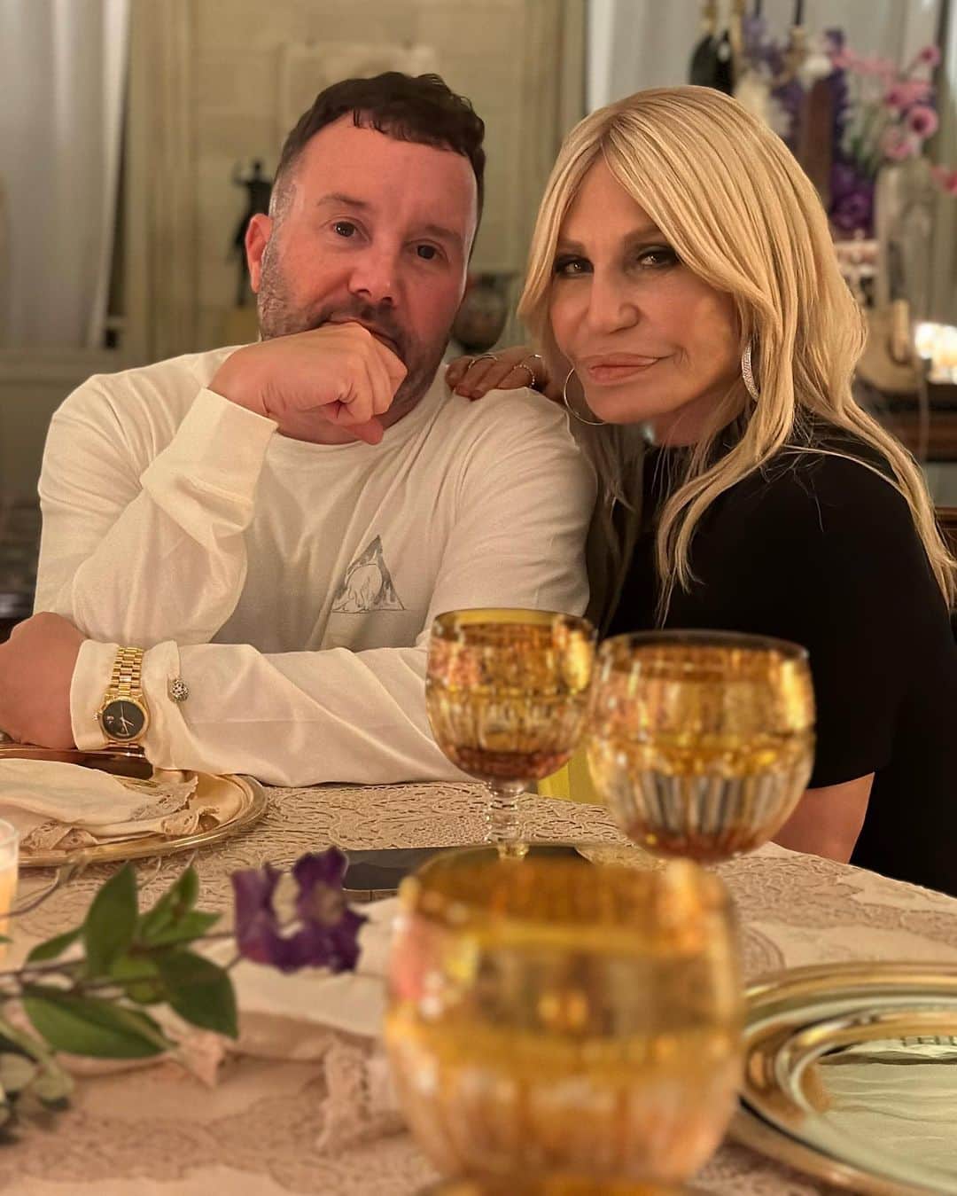 リンダ・エヴァンジェリスタさんのインスタグラム写真 - (リンダ・エヴァンジェリスタInstagram)「What a joy to spend time with these beautiful friends—both old and new! You all made London and Milan even more special. So much laughter and love! ♥️♥️」9月23日 3時06分 - lindaevangelista
