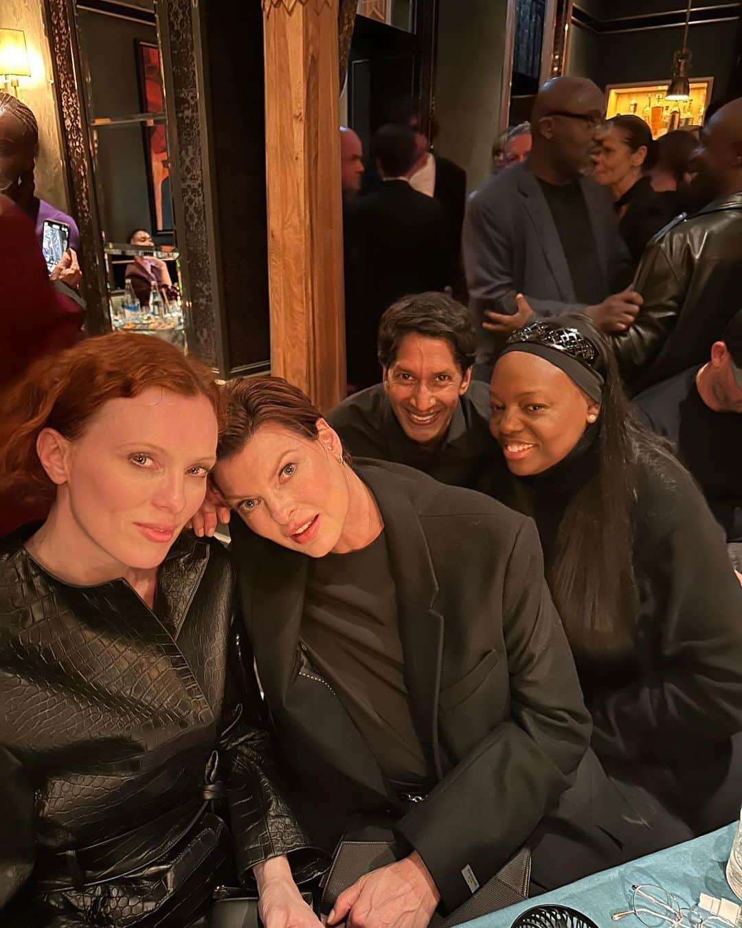 リンダ・エヴァンジェリスタさんのインスタグラム写真 - (リンダ・エヴァンジェリスタInstagram)「What a joy to spend time with these beautiful friends—both old and new! You all made London and Milan even more special. So much laughter and love! ♥️♥️」9月23日 3時06分 - lindaevangelista