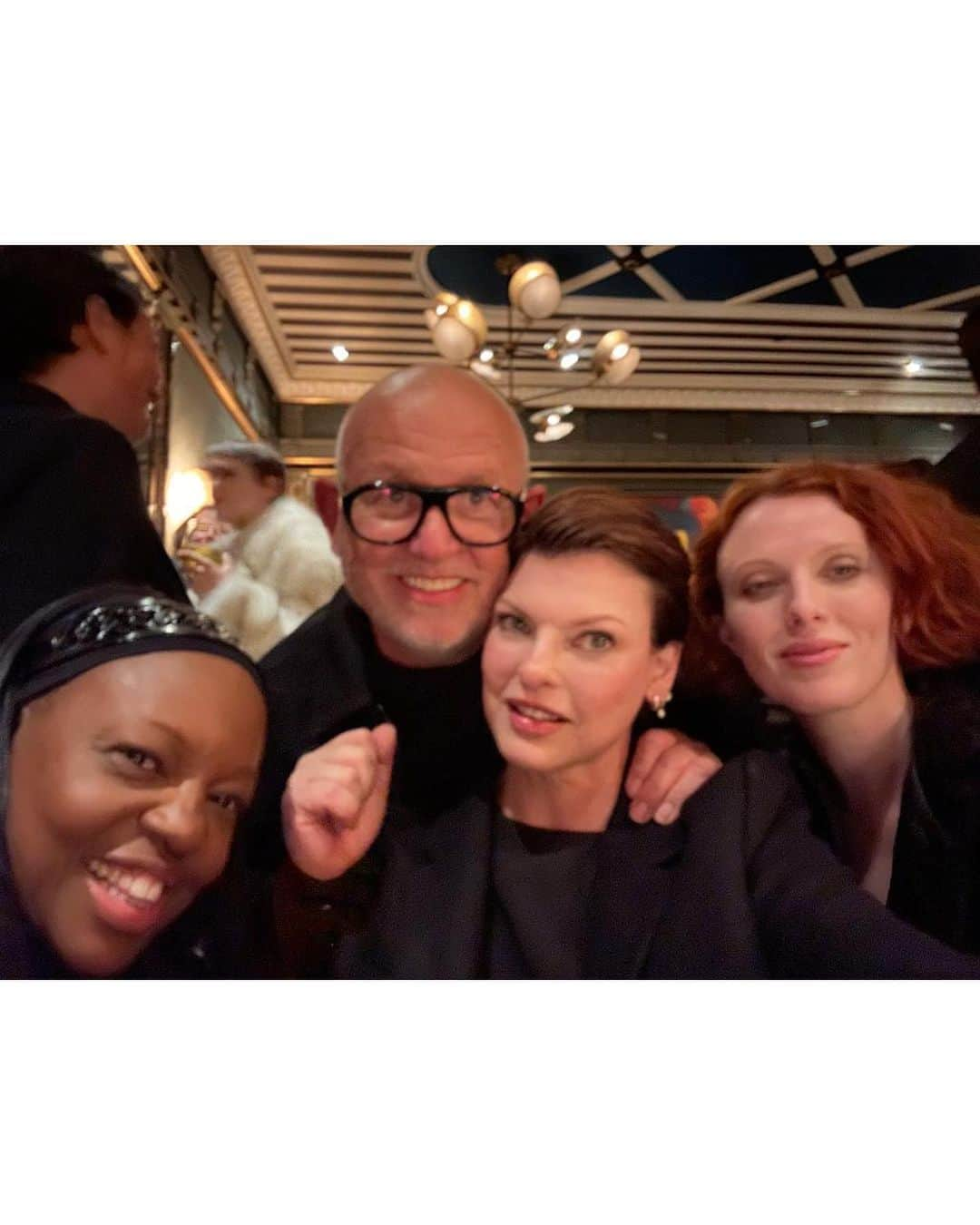 リンダ・エヴァンジェリスタさんのインスタグラム写真 - (リンダ・エヴァンジェリスタInstagram)「What a joy to spend time with these beautiful friends—both old and new! You all made London and Milan even more special. So much laughter and love! ♥️♥️」9月23日 3時06分 - lindaevangelista