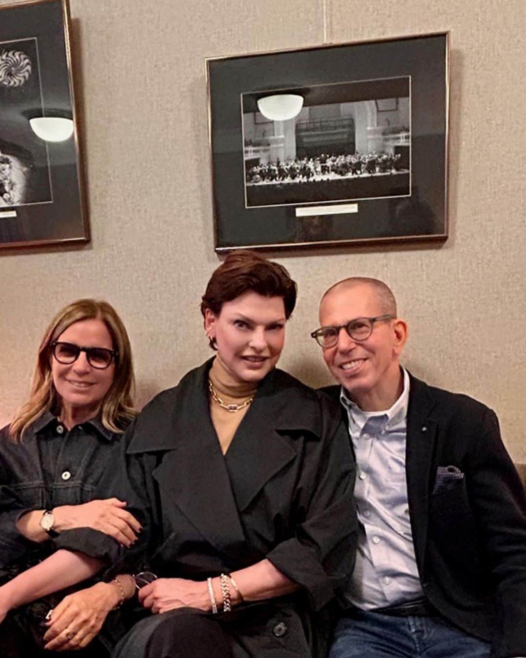 リンダ・エヴァンジェリスタさんのインスタグラム写真 - (リンダ・エヴァンジェリスタInstagram)「What a joy to spend time with these beautiful friends—both old and new! You all made London and Milan even more special. So much laughter and love! ♥️♥️」9月23日 3時06分 - lindaevangelista
