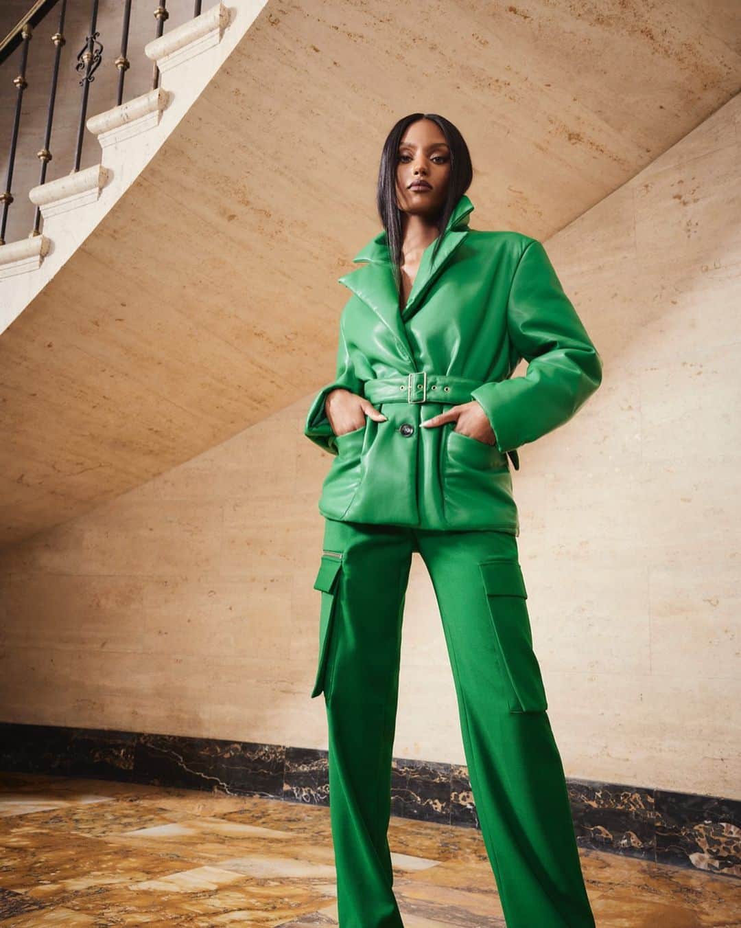 BCBGマックスアズリアのインスタグラム：「Pop of green for the Fall 💚 #BCBGMAXAZRIA」