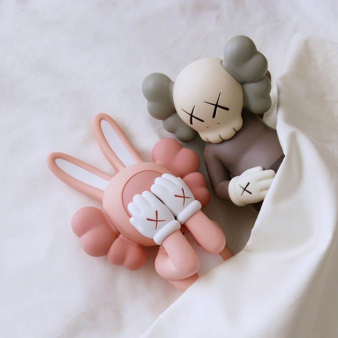 KAWSONEのインスタグラム：「Sometimes I open IG and just laugh. Thanks @villainyang ! Happy Friday everyone… Repost from @villainyang • Something about LOVE ❤️❤️ #kaws #kawsholidayindonesia #allrightsreserved @ddtstore @arr.allrightsreserved」