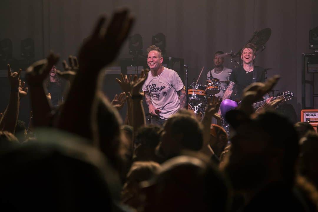 コリィ・テイラーのインスタグラム：「A loud night in Huntsville, AL. Thank you! 📸: @stubs_dsm   We’re on at @louderthanlifefest today. 4:45 - Space Zebra Stage.」
