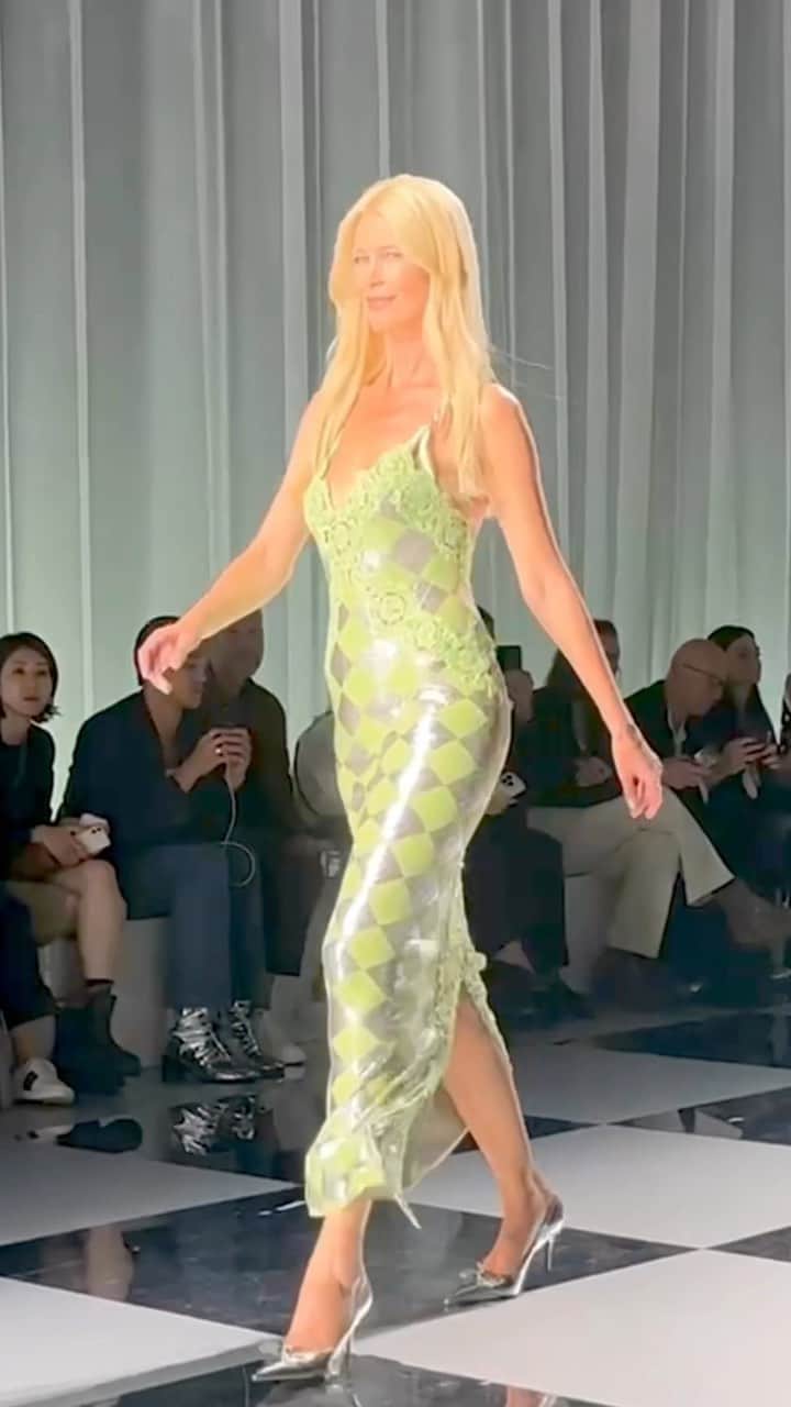 Nordstromのインスタグラム：「OK so, Claudia Schiffer just looked at us—right??👀 A super runway show at @versace spring/summer ‘24 in Milan. #MFW」