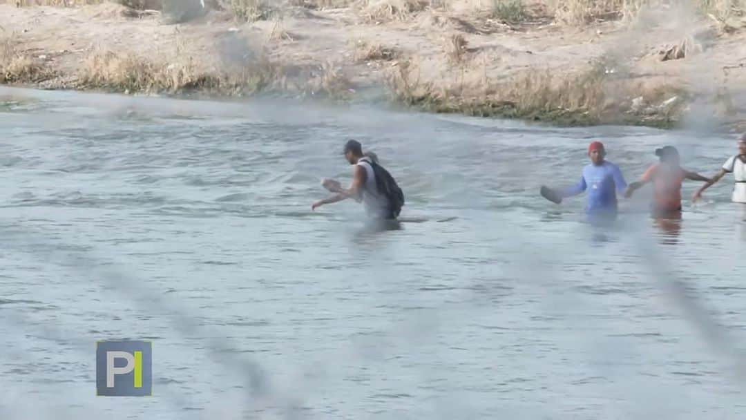 Primer Impactoのインスタグラム：「📌 Miles de indocumentados llegan a ciudades fronterizas y el gobierno toma nuevas medidas para lidiar con la avalancha humana. Tenemos lo último sobre la crisis migratoria.  📺 Más en #PrimerImpacto a las 5pm/ 4C por @univision」
