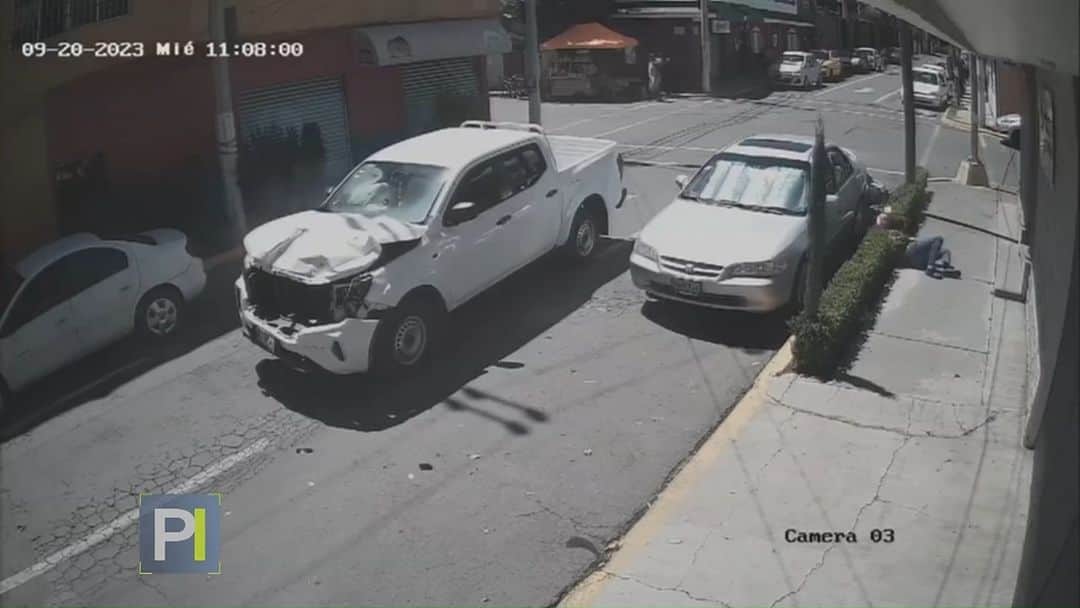 Primer Impactoのインスタグラム：「📌 La brutal embestida de una camioneta hace volar por el aire a un motorista y a su acompañante que se estrellaron sobre un auto estacionado.  📺 Más en #PrimerImpacto a las 5pm/ 4C por @univision」