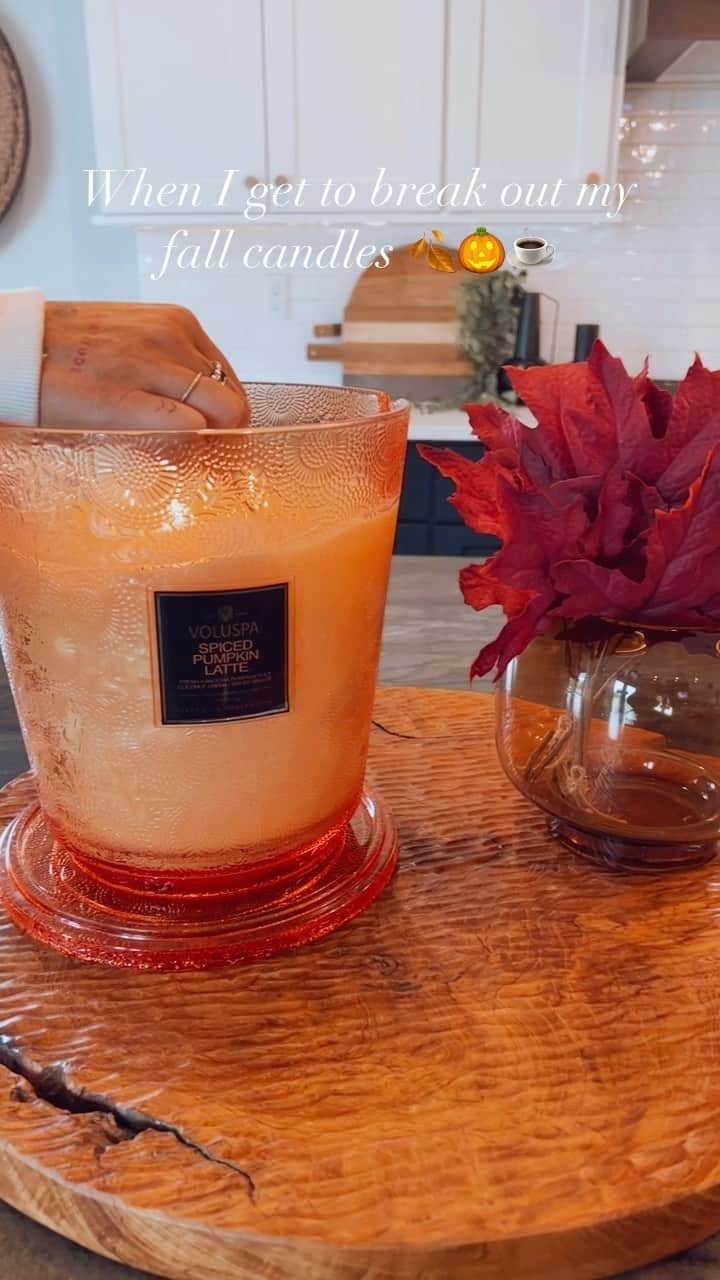 Chelsea Houskaのインスタグラム：「my favorite season 🍂🎃☕️」