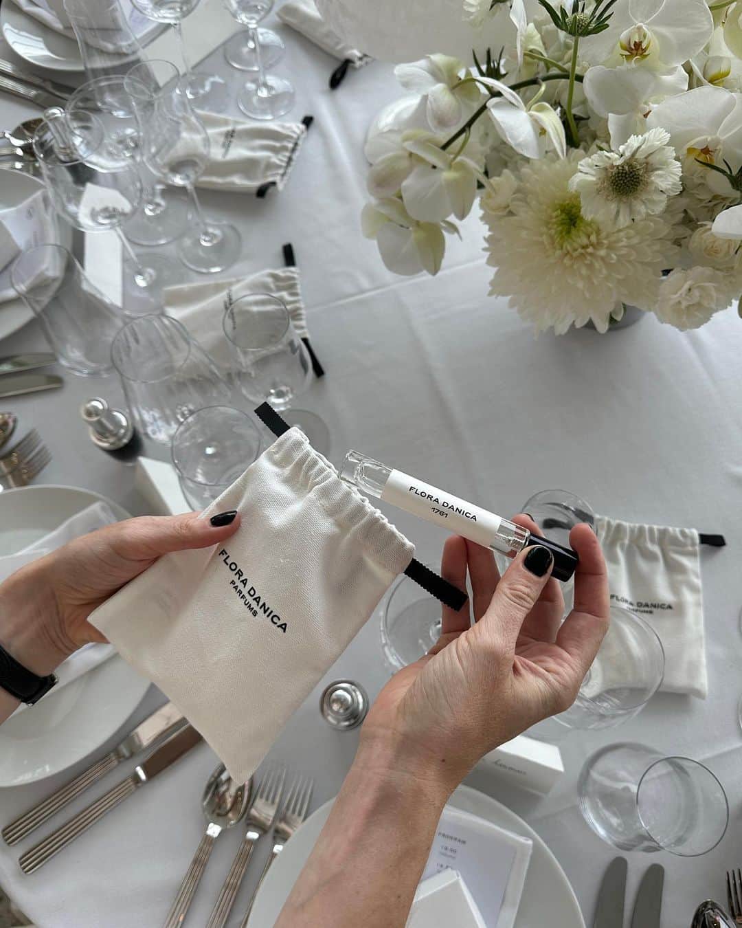 のインスタグラム：「Annonce: Du så det her først: Danmark får snart et helt nyt, naturligt parfumemærke @floradanicabeauty, der i første omgang lancerer fire unikke dufte, som kan bæres alene eller kombineres på kryds og tværs. Hver gæst får lov at være blandt de første, der kan bære duftene og får en særlig pre-udgave med hjem i aften. #elleawards」