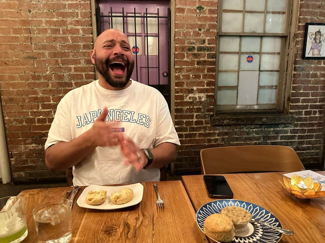 コルトン・ダンのインスタグラム：「Absolutely amazing dinner with the homies at @rosesluxury in DC. This is my face after taking a bite of a homemade biscuit topped with a honey butter fried chicken skin spread. FRIED CHICKEN SKIN IN BUTTER!」