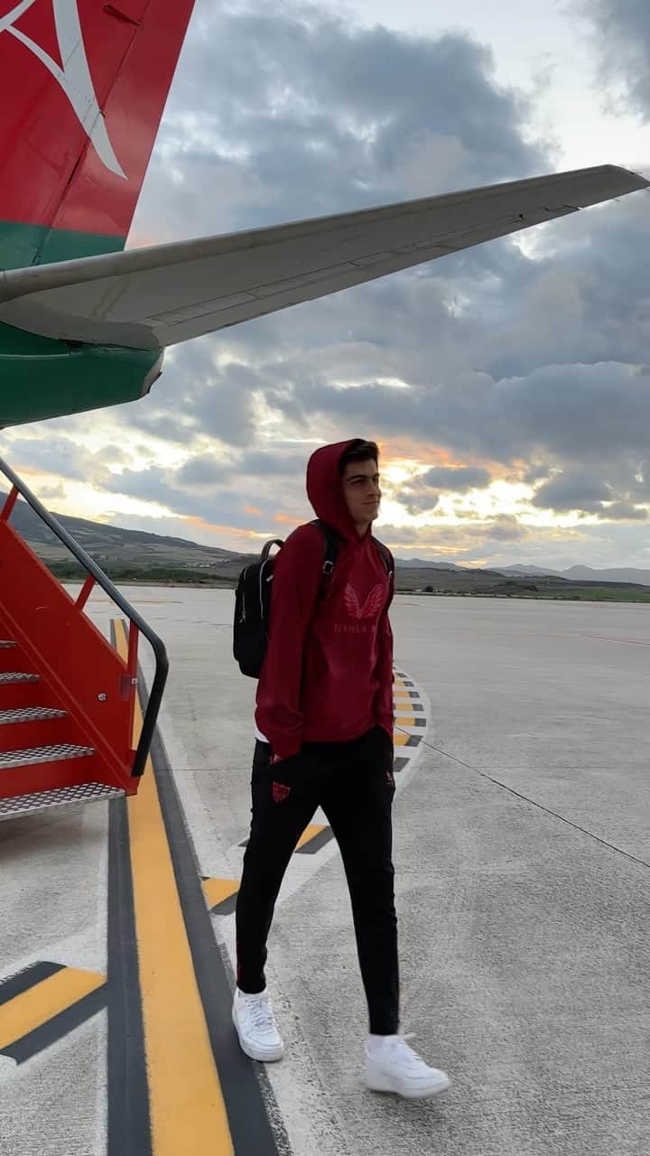 セビージャFCのインスタグラム：「📍Llegamos a Pamplona y nuestra afición 🫶🏻   #OsasunaSevilaFC #WeareSevilla」