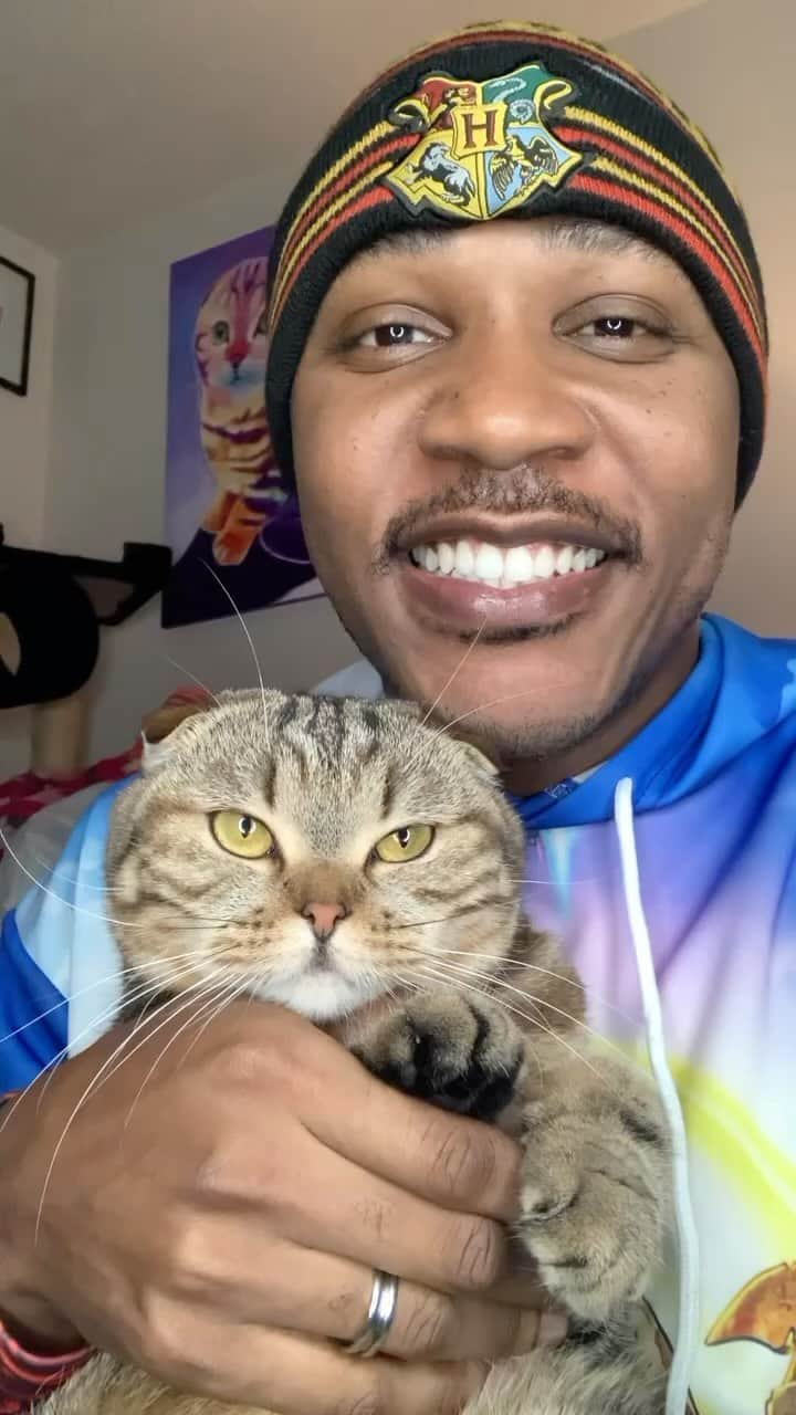 MSHO™(The Cat Rapper) のインスタグラム：「Always just trying to make the cat people smile, happy and just filled with love, I always feel like I fail at that job tho, but no matter what, just NEVER forget I always tired my best and gave it everything that I have. Have a great weekend, we love you. Thanks for loving your cats. And KNOW…. THAT… YOU…………..MATTER. That’s all we got for you today.❤️ #LilParmesan #TheCatRapper #CatMan #CatMom #CatLady #MoGang」