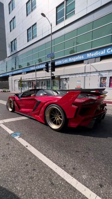 Kik:SoLeimanRTのインスタグラム：「@velosdesignwerks 🥵 nothing ordinary here. Insane build by @rdbla! #libertywalk Aventador on our Velos VLS10-2 Wheels in a 3 pc Classic Configuration.  The wheels are finished in a custom tone. Finish using Bronze and Gold Shades with Satin Polished Treatment.   Owner @bmr.guini」