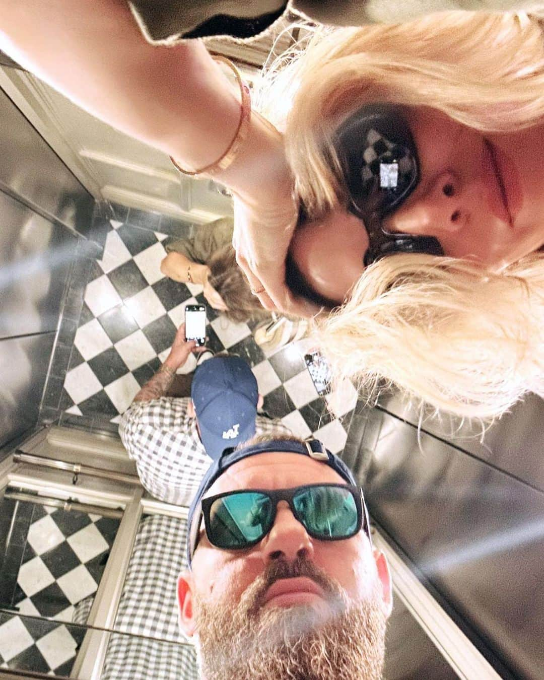 サラ・フェルバーバウムのインスタグラム：「Random photo dump in ascensore  . @danielederossi I love being stupid with you.  . . #justcause #elevatorlove」