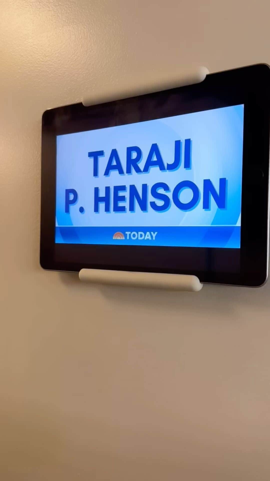 タラジ・P・ヘンソンのインスタグラム：「What an exhilarating and eventful week!🤩 We followed our founder @tarajiphenson through #NYC as she announced @borislhensonfoundation’s next #SheCarewellnesspod in partnership with @katespadenewyork🌸 She also participated in a powerful discussion with @traciejade for the #katespadenysummit!✨  Mark your calendars for November because Pod number two is on its way! 📆 Stay tuned for the excitement! 🔜🌟  @cnn @hodakotb @_hamptonu @katespadeny @todayshow」