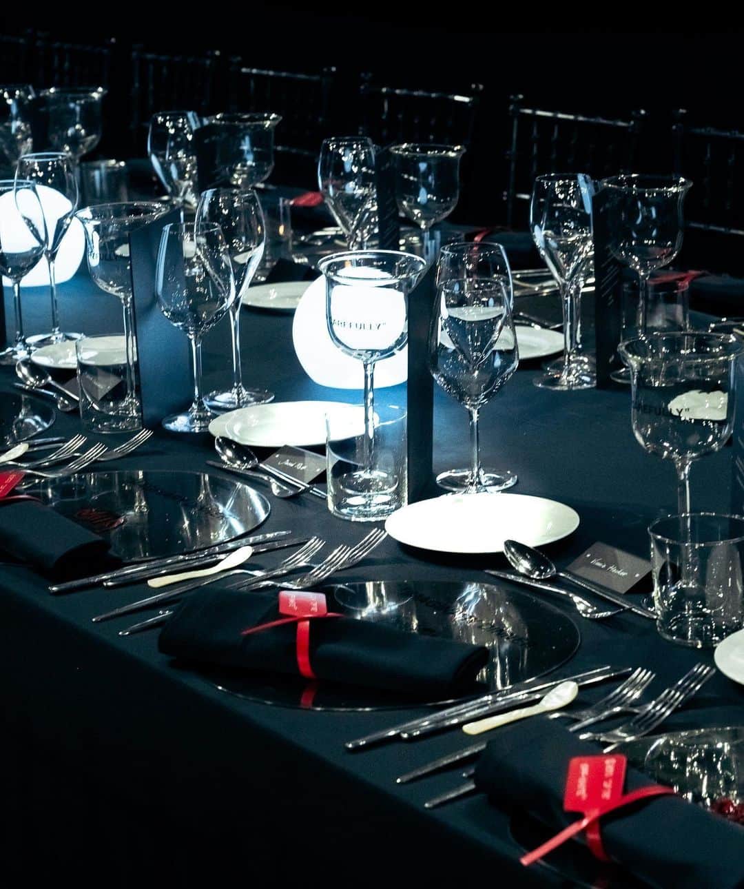 OFF-WHITE C/O VIRGIL ABLOHのインスタグラム：「details from last night’s exclusive Off-White™ c/o AC Milan “IMAGINARY DINNER” curated by @vogueitalia at San Siro Stadium to celebrate an exceptional partnership with @acmilan ~ historic first dinner at the legendary site  cocktails c/o @bulldoggin_it」