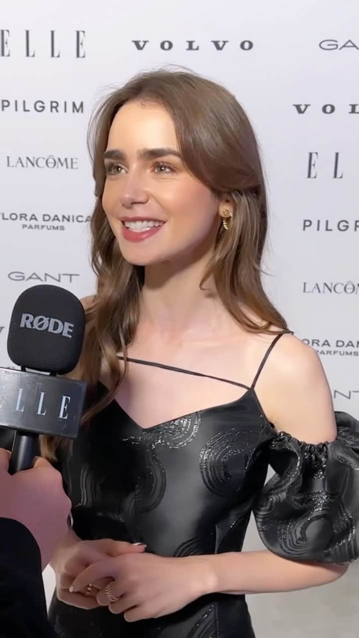 のインスタグラム：「Skuespiller @lilyjcollins overraskede på den røde løber ved årets #ELLEawards. Vi fangede hende til en snak om København og dansk mode.」