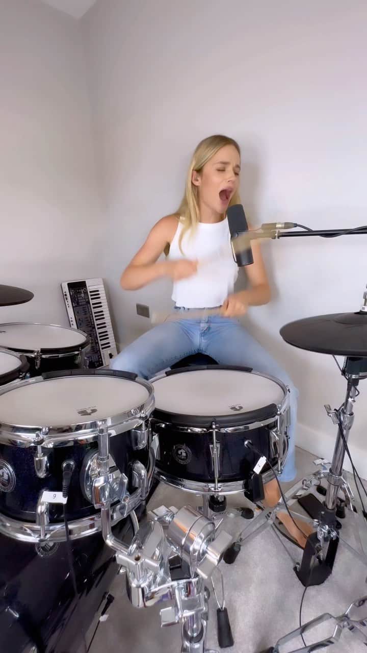 フローリーのインスタグラム：「Just out here reliving my teenage years with this album 🤘🏽😝 @oliviarodrigo   @gewadigitaldrums  #oliviarodrigo  #cover」