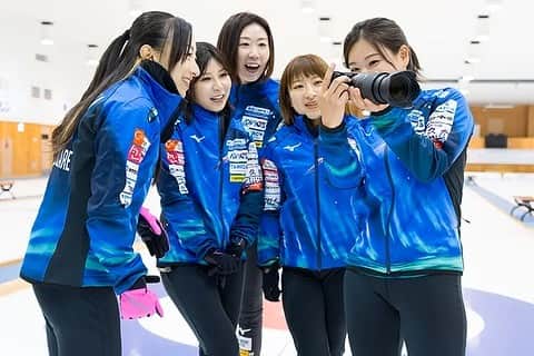 吉田知那美のインスタグラム：「・ We travel all over the world with TAMRON lens this year. @tamronjp 📷  タムロンのHPでロコ・ソラーレギャラリーが公開されています。私たちは今季からタムロンレンズとともに遠征をしています🍁🇨🇦 たくさんの瞬間を切りとって、カナダの空気や私たちの雰囲気が写真を通して楽しんでもらえたらという試みです🫶  #タムロン #LocoSolare」