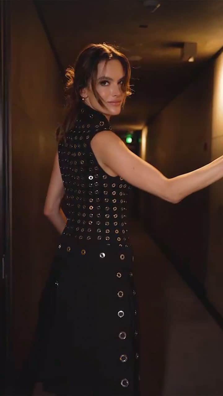 アレッサンドラ・アンブロジオのインスタグラム：「Kick it with Alessandra Ambrosio and FARFETCH, as she gets Fashion Week-ready wearing Off-White™ x AC Milan’s new uniform.」