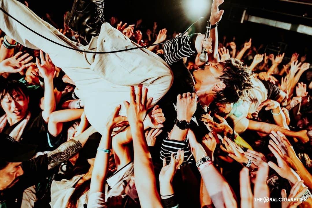のインスタグラム：「帯広であんなにファンが待ってくれてたなんて😭 マジ愛ダゼ。くっちゃくっちゃな夜でした！！ ライブハウス最高。良いツアー過ぎる。 @shot.row」