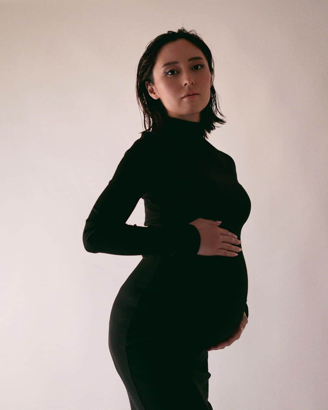 東美樹さんのインスタグラム写真 - (東美樹Instagram)「when my baby was in my belly💎 looking back…it was such a magical experience and I definitely want to experience once more in the future✨  目標はBabyがお年頃になっても お友達に自慢してくれるようなマタニティフォト📸  臨月に入ろうとする時くらいに撮った写真  ソレーヌのクリエイティブなアイディアと アニーのパーフェクトなヘアメイクでとっても素敵な 写真が撮れました♪  Merci beaucoup to the perfect team @soleneballesta  @annyfrany   Our project to be continued…🖤  #マタニティフォト #男の子ママ #臨月妊婦 #想い出 #マタニティモデル #新米ママ #妊婦記録 #maternityphotoshoot #asiaonmodel #Japanesemodel #bunintheoven」9月23日 10時10分 - mikko.36___