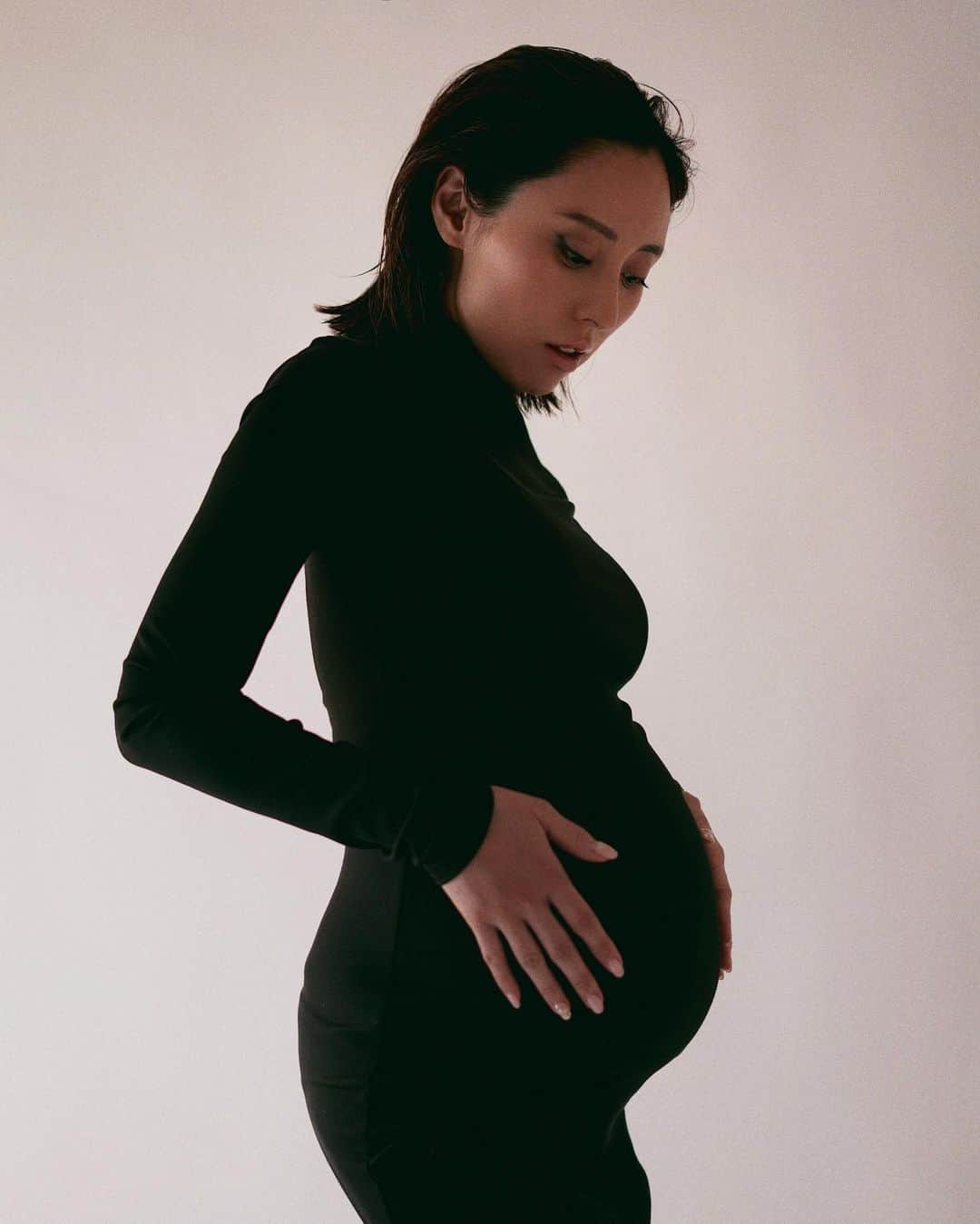 東美樹さんのインスタグラム写真 - (東美樹Instagram)「when my baby was in my belly💎 looking back…it was such a magical experience and I definitely want to experience once more in the future✨  目標はBabyがお年頃になっても お友達に自慢してくれるようなマタニティフォト📸  臨月に入ろうとする時くらいに撮った写真  ソレーヌのクリエイティブなアイディアと アニーのパーフェクトなヘアメイクでとっても素敵な 写真が撮れました♪  Merci beaucoup to the perfect team @soleneballesta  @annyfrany   Our project to be continued…🖤  #マタニティフォト #男の子ママ #臨月妊婦 #想い出 #マタニティモデル #新米ママ #妊婦記録 #maternityphotoshoot #asiaonmodel #Japanesemodel #bunintheoven」9月23日 10時10分 - mikko.36___