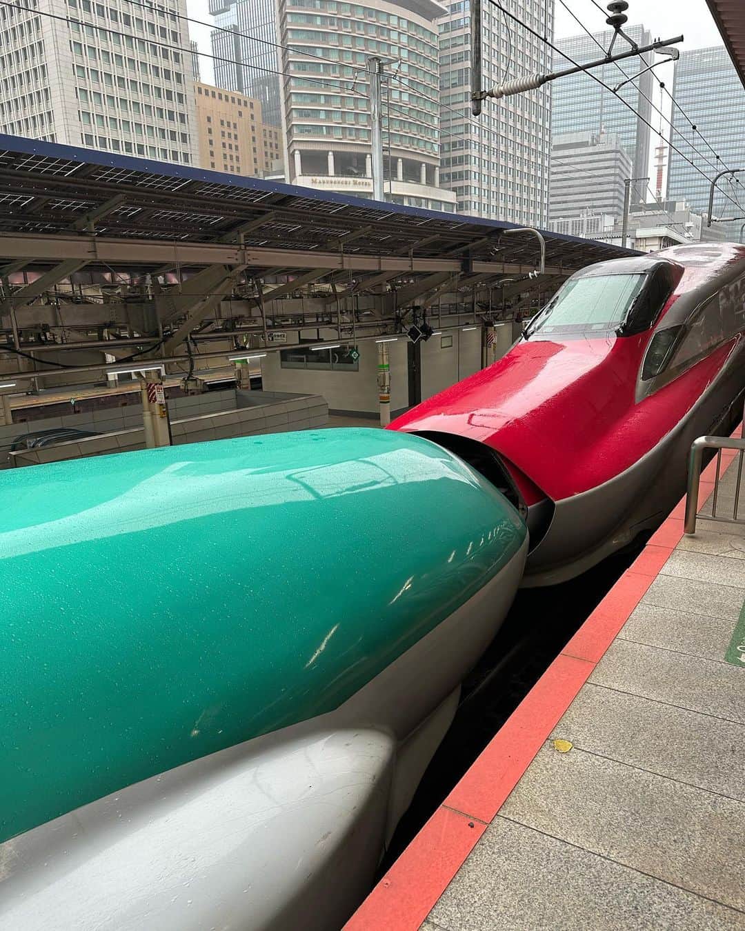 釈由美子さんのインスタグラム写真 - (釈由美子Instagram)「おはようございます☺️ いま、秋田に向かってます！  こまちに乗るの久しぶりで嬉しい🥰  #あきた白神まつり~30th anniversary~ #息子が小さいころ #新幹線が大好きで #よく東京駅ホームに #はやぶさこまちの連結を見せに連れてきてたなぁ😌 #東北新幹線 #こまち #だけどカーディガンは #はやぶさ色w」9月23日 10時10分 - yumikoshaku