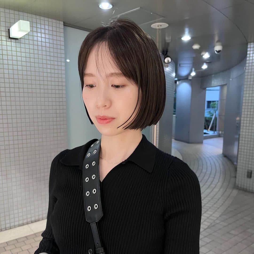 花見菜月さんのインスタグラム写真 - (花見菜月Instagram)「ばっさりbobにカットしたお客様🤍 カウンセリングの時に「絶対似合う！♡」ってなって 思い切って切ったらやっぱり素敵でした👏🏻✨  カラーは透明感たっぷりのolive🍐」9月23日 10時14分 - ____naki.____