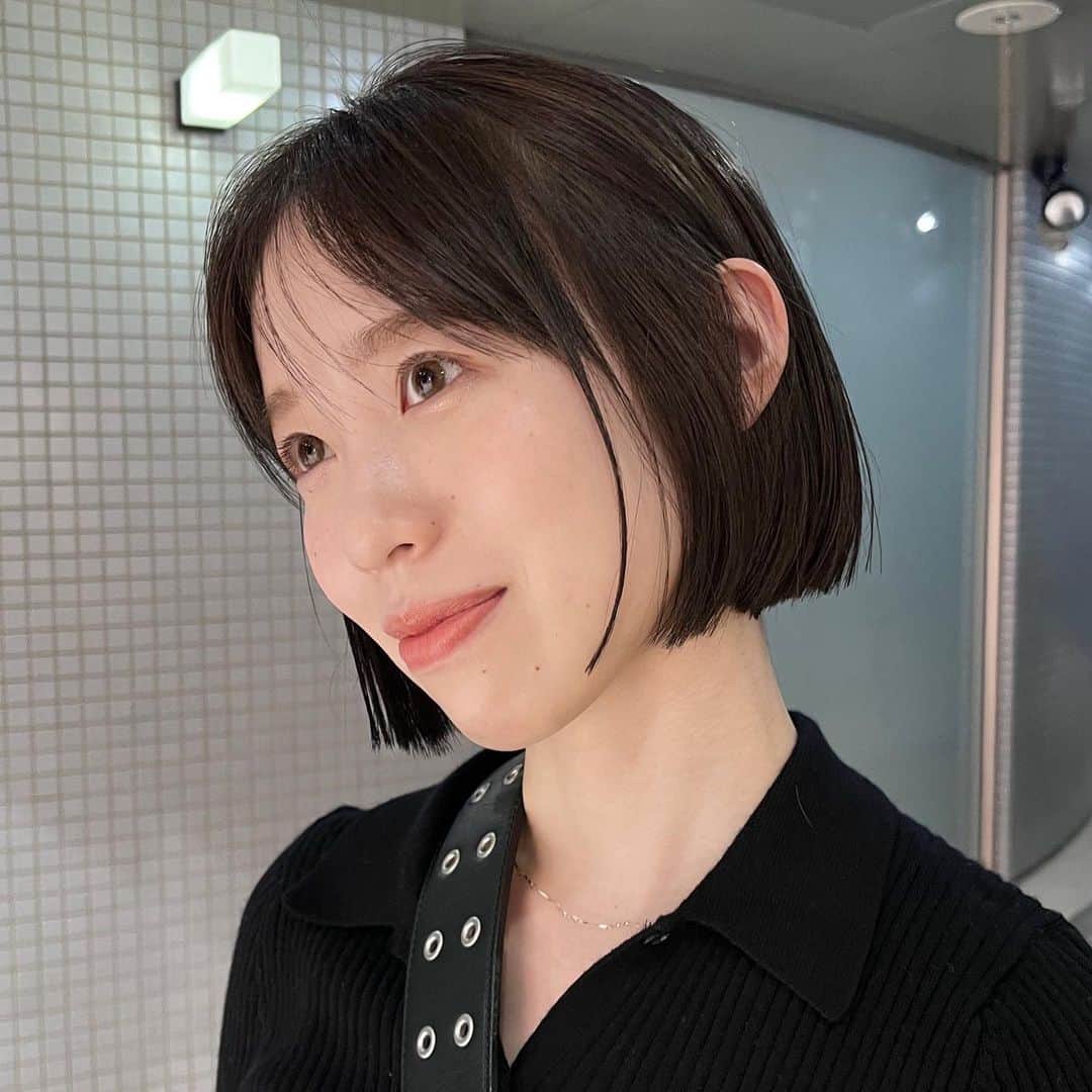 花見菜月さんのインスタグラム写真 - (花見菜月Instagram)「ばっさりbobにカットしたお客様🤍 カウンセリングの時に「絶対似合う！♡」ってなって 思い切って切ったらやっぱり素敵でした👏🏻✨  カラーは透明感たっぷりのolive🍐」9月23日 10時14分 - ____naki.____