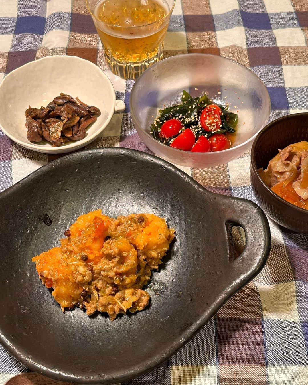 倉本康子のインスタグラム：「⭐️ 〜ヤッコの晩酌〜  昨夜の晩酌は豪華！ Zs menuで初めてのメニュー 「大海老のXO醬炒め」と 「うなぎの肝焼き」！ 豪華〜🤩  大海老のブリンとした食感と 粒山椒がピリッとアクセントになってる香り高い一品！  うなぎの肝はそりゃぁもぅ🤩🤩🤩  残っていた肉じゃがも温めて トマトとワカメの甘辛和えも加えて 満腹晩酌。  自宅晩酌も抜かりなし！ 昨夜の晩酌も異常なし！ 😜  #ヤッコの晩酌  @slcreations_official  #大海老xo醤炒め  #うなぎの肝焼き  #zsmenu #zsmenuは最高峰の冷凍食品  #肉じゃが」