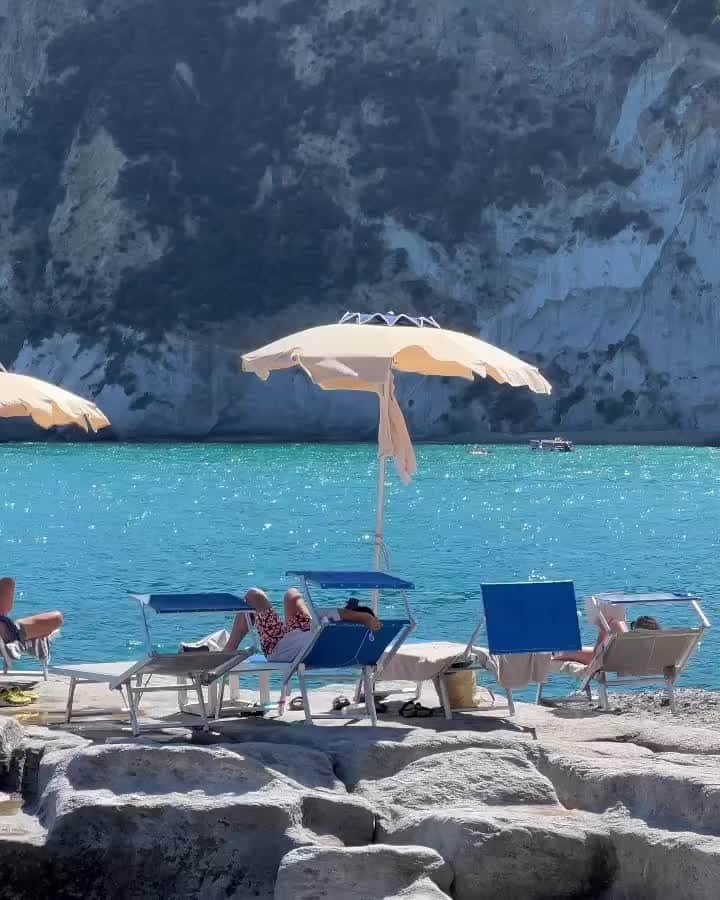 Beginning Boutiqueのインスタグラム：「From where we'd rather be ⛱️⁠ ⁠ Credit: @italysegreta」