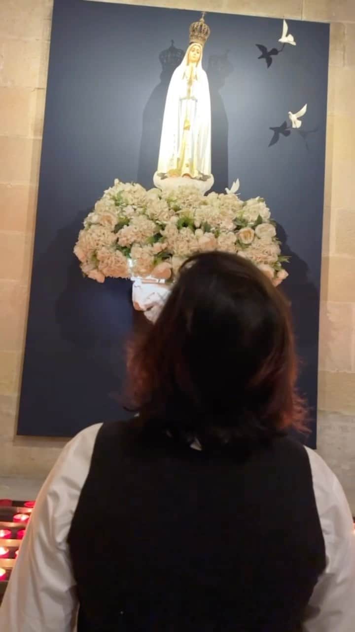 Roberta Mirandaのインスタグラム：「Trabalho lindo com @recordtveuropa  e término rezando aos pés de Nossa Senhora De Fátima para nos proteger  : :#lisboaportugal🇵🇹」