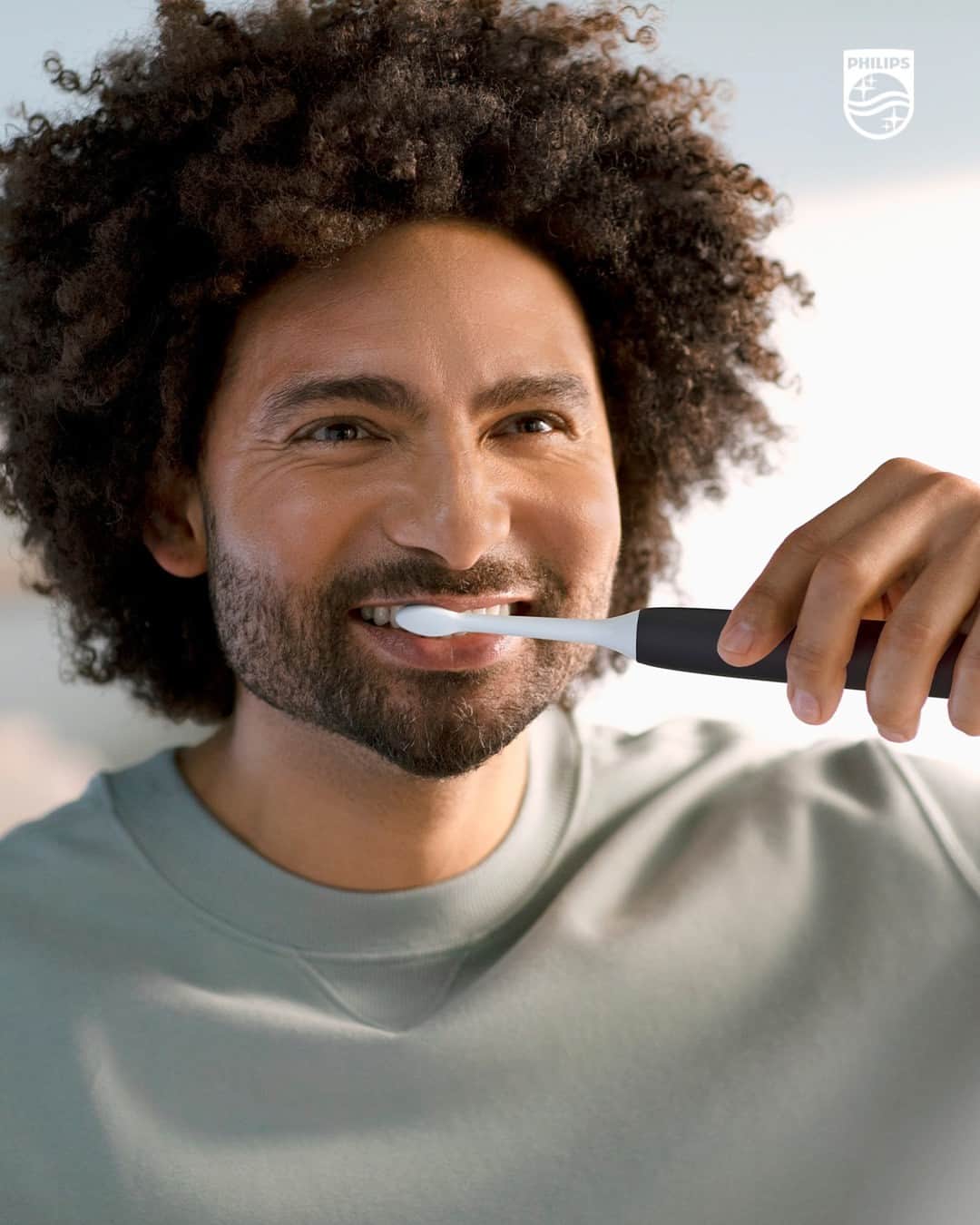 Philips Sonicareのインスタグラム：「#DYK? Brushing too hard can damage your teeth and gums!   The Philips Sonicare 4100 features a pressure sensor that vibrates if you apply too much pressure to remind you to ease up. 🙌  #PhilipsSonicare #GumHealth #NationalGumHealthMonth」