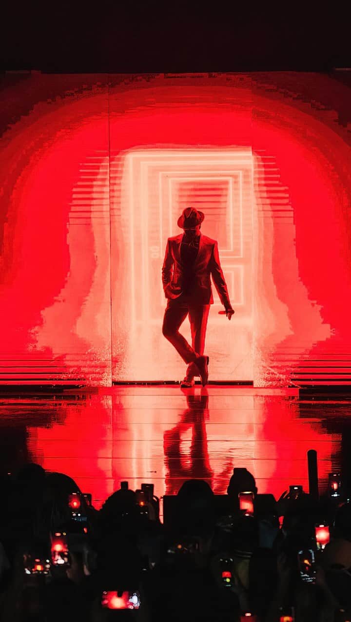 のインスタグラム：「JACKSONVILLE!! I hope y'all ready to EXPERIENCE the #ChampagneAndRosesTour TONIGHT! Doors open at 6PM. 🥂🌹 🎥: @christianngilchrist」