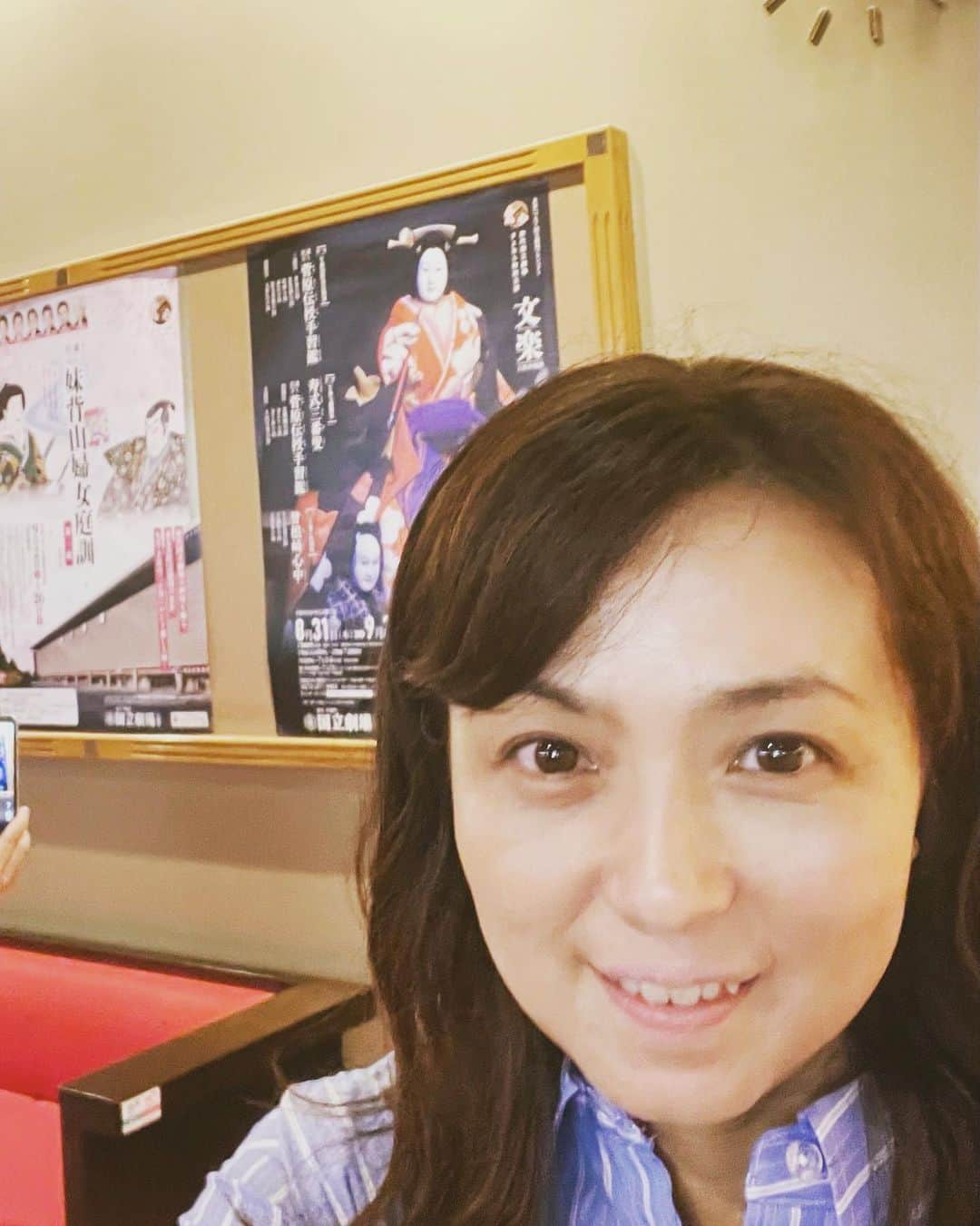 島田奈央子さんのインスタグラム写真 - (島田奈央子Instagram)「東京の国立劇場に文楽・人形浄瑠璃を観に行きました。 観るのは、今回で3回目。初めて観た時に衝撃を受けて、それから興味を持ち、今回の公演もとても楽しみにしていました！ お題目は「曽根崎心中」。悲しい悲しいラブストーリーです。  義太夫の歌と人形の細かい動きの表現に、ぐいぐいと物語に引き込まれていきます。こんな素晴らしい日本の伝統芸能。もっと早く出会いたかった！ 私は知らない事が多すぎるな。。  そして、人形遣いの吉田玉男さん。ニュースをご覧になった方もおられると思いますが、今年、人間国宝になられました！  実は、玉男さんとドラマーの平井景さんは、コンサートや公演を行き交うお付き合いをされています。  先日、平井さんのリビングスタジオにお越しになられて、私もお食事会に参加させて頂きました。  デザートタイムになりかけた時、玉男さんの携帯が鳴り、なんと！我々の目の前で、人間国宝のお知らせを頂くという、、 そんな貴重な機会に、居合わせるなんて。。 私も嬉しくて、おもわず目がウルウルしてしまいました。  人間国宝認定後、初の公演。そして、東京の国立劇場は、これから改修に入り、暫くはこの会場で観られなくなります。 9月24日まで開催してますので、ご興味のある方は、是非足を運んでみてくださいね！私も本当はもう一度観たい。。  https://www.ntj.jac.go.jp/sp/schedule/kokuritsu_s/2023/5910.html #人形浄瑠璃 #人形浄瑠璃文楽 #吉田玉男 #曾根崎心中 #人間国宝」9月23日 5時13分 - nao_somethingjazzy