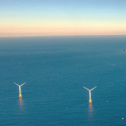 GeneralElectricのインスタグラム：「What. A. View. 🤩  5 Haliade 150-6 MW #OffshoreWind Turbines off the coast of Rhode Island at the Block Island Wind Farm. One turbine can supply 5️⃣0️⃣0️⃣0️⃣ homes with power. 🤯 #HowWeGEek」