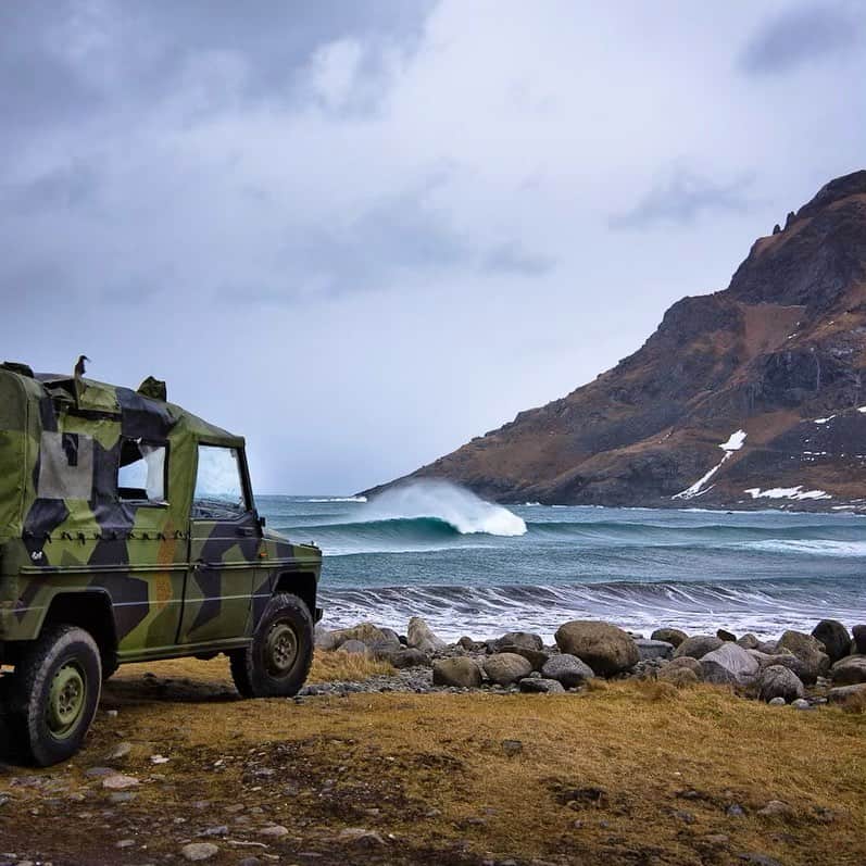 クリス・バーカードのインスタグラム：「It was March 2012 and I found myself stranded on the side of the road in Norway with a broken-down rental car packed with surf boards and a crew in search for offshore winds and A frames. We would have missed the beautiful waves (as seen above) if not for the true generosity of Tommy from Arctic Surf lending his G-Wagon… originally intended as a military transport but in retirement turned out to be the perfect rig for the rest of our expedition.  @unstadarcticsurf」