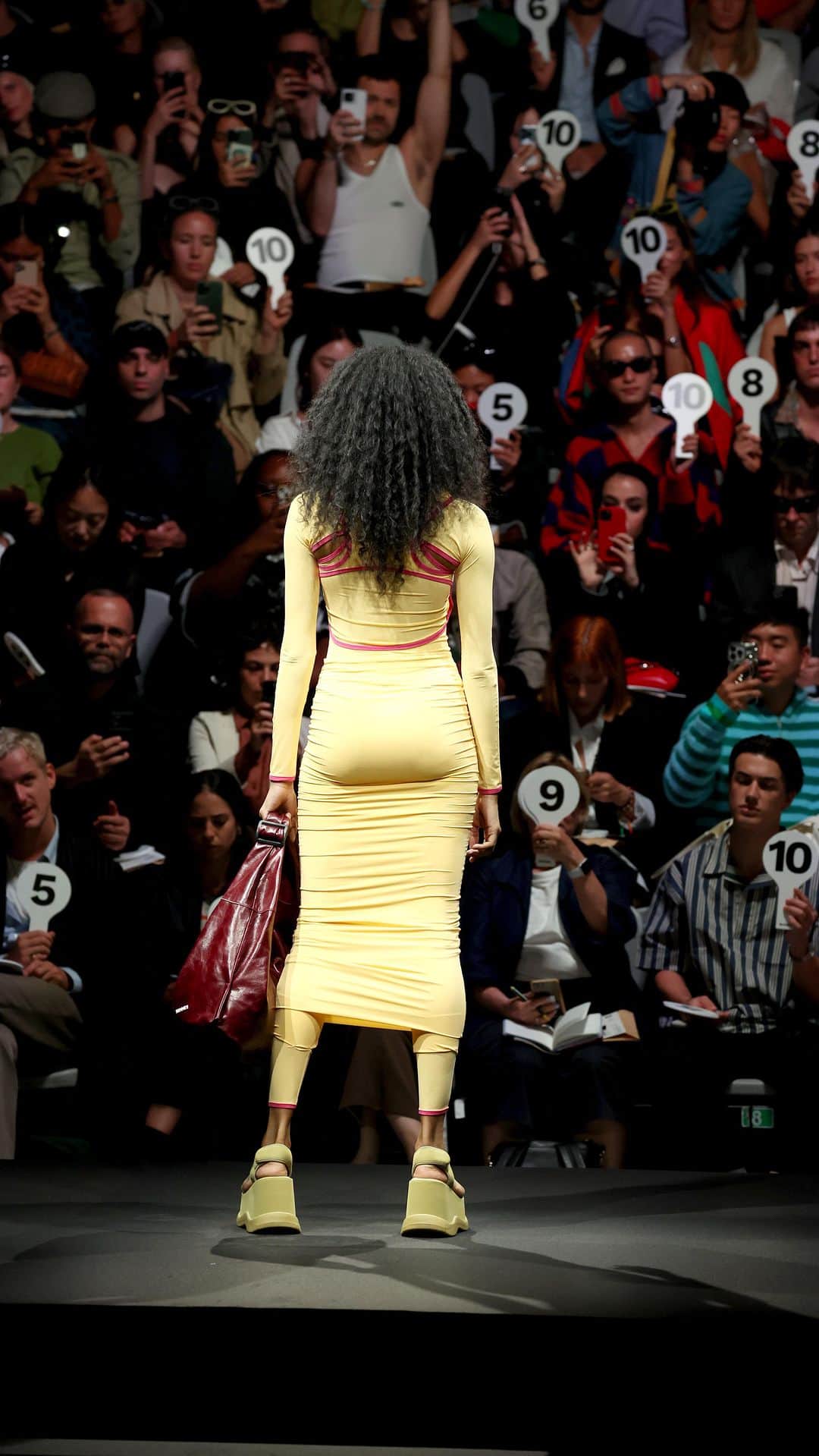 Fashion Weekのインスタグラム：「#Sunnei invites guests to be the jugde at their #SS24 show in Milan. The subversive Italian brand is gaining a reputation for outrageous runway shows and this one is no different.   Video courtesy of @declanchan & @outpump」
