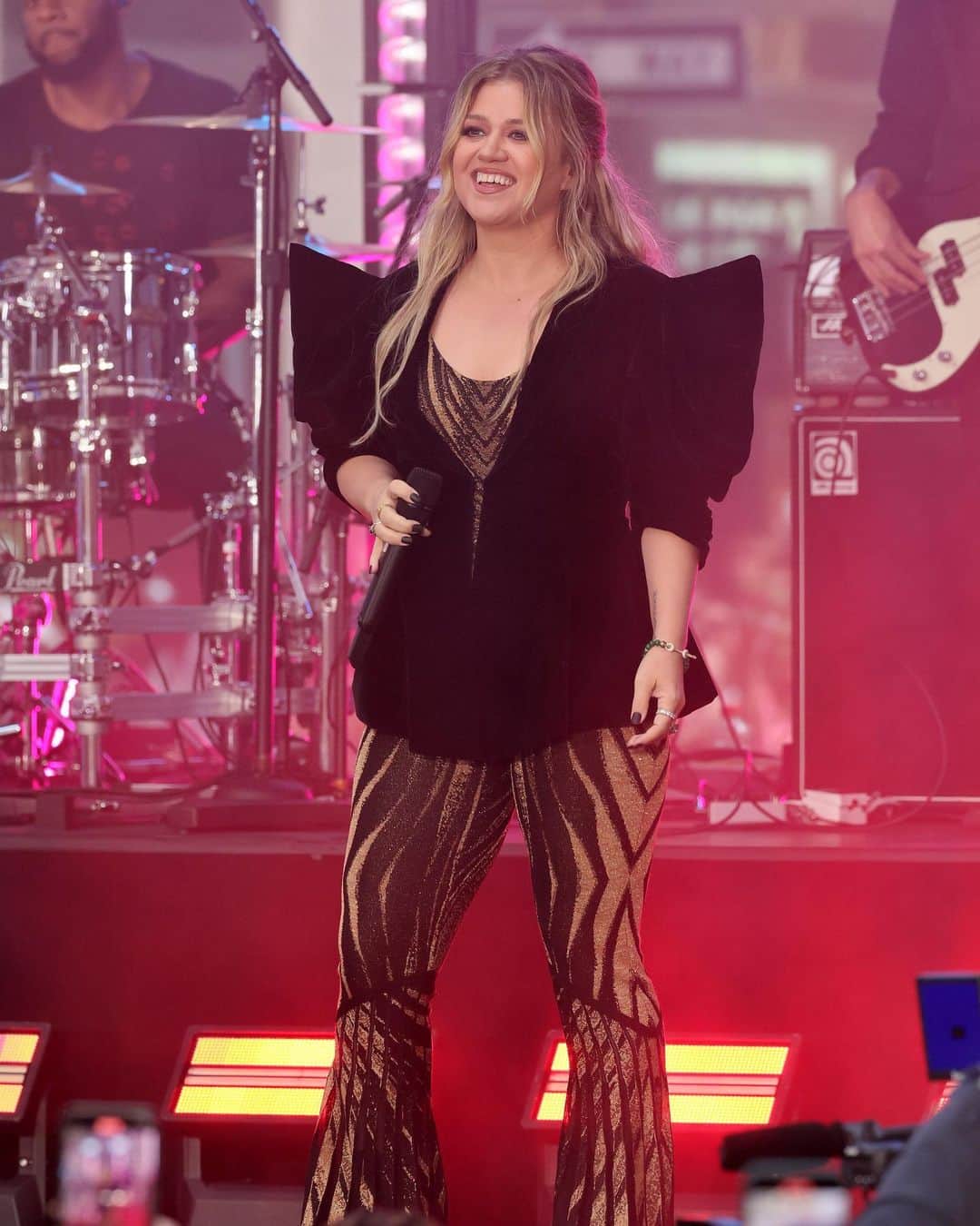 Just Jaredさんのインスタグラム写真 - (Just JaredInstagram)「Kelly Clarkson took the stage for an exciting performance on "The Today Show" in New York City! Head over to JustJared.com for more photos and to find out what Kelly said about her children possibly entering the music industry. #KellyClarkson #TodayShow Photos: Getty」9月23日 5時22分 - justjared